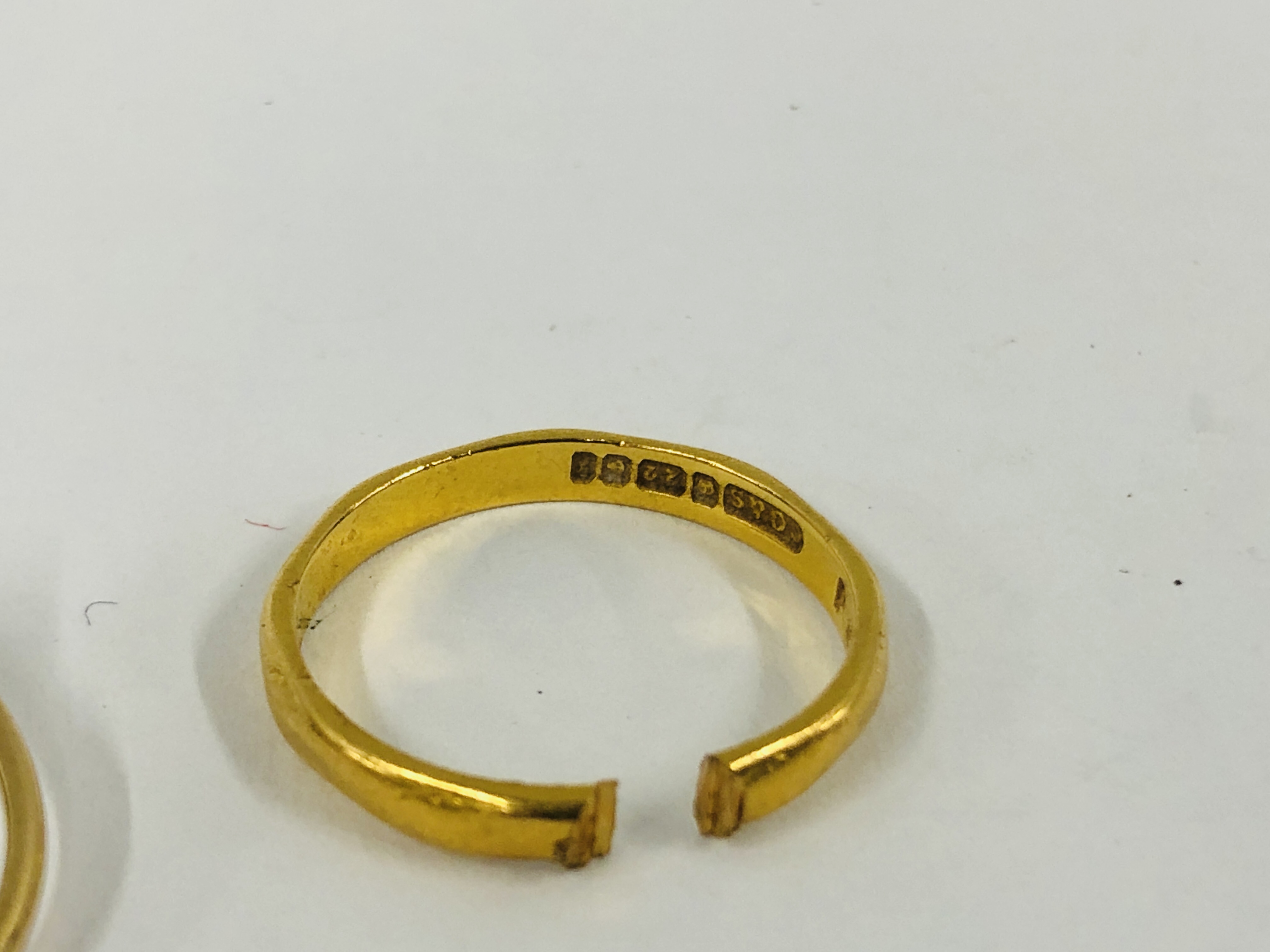 AN 18CT. GOLD THREE STONE DIAMOND TWIST RING (ONE STONE MISSING) ALONG WITH A 22CT. - Image 7 of 8