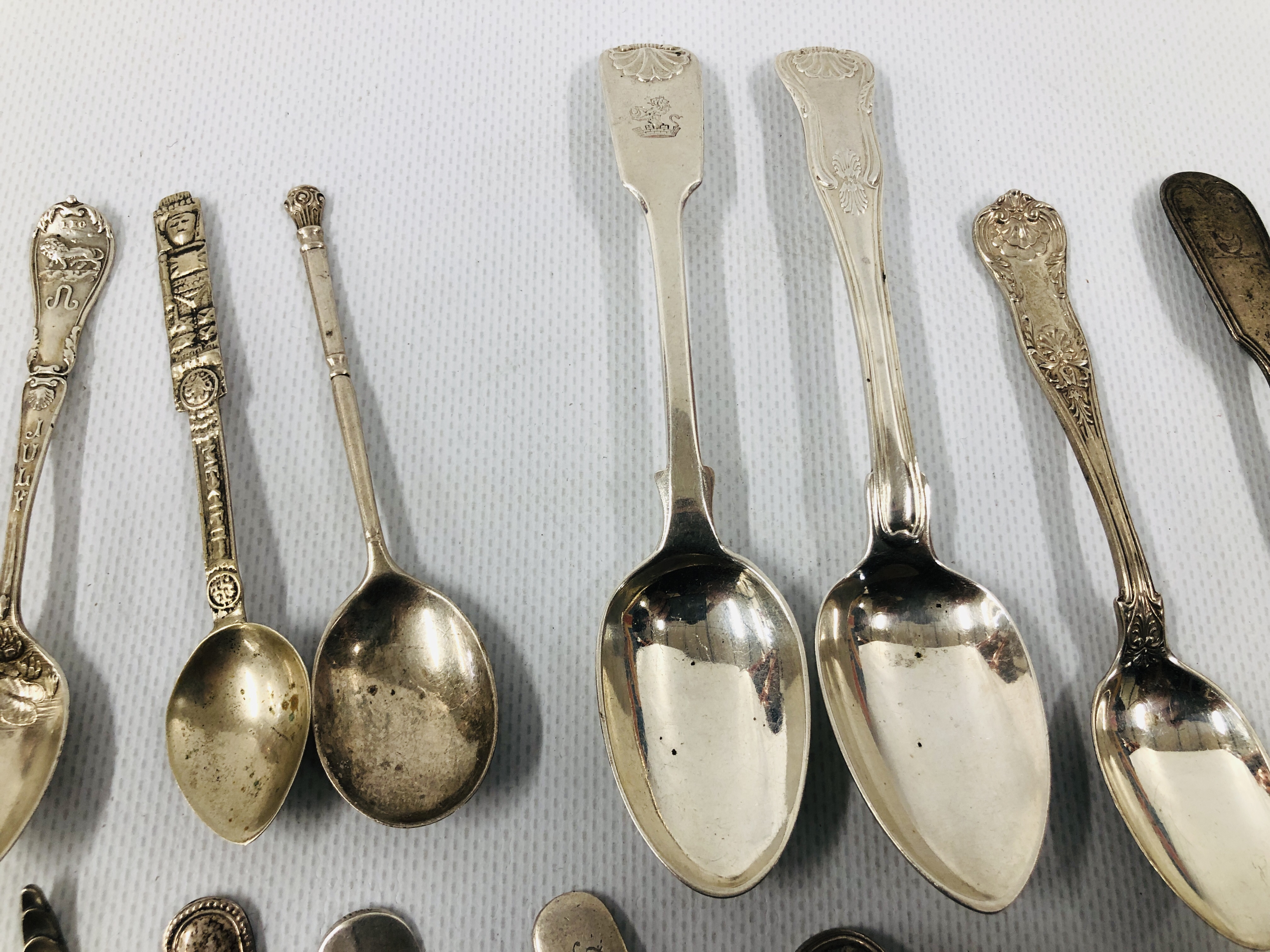 A GROUP OF 9 VARIOUS SILVER TEA SPOONS C19TH AND C20TH VARIOUS MAKERS AND ASSAYS ALONG WITH 5 WHITE - Image 6 of 13