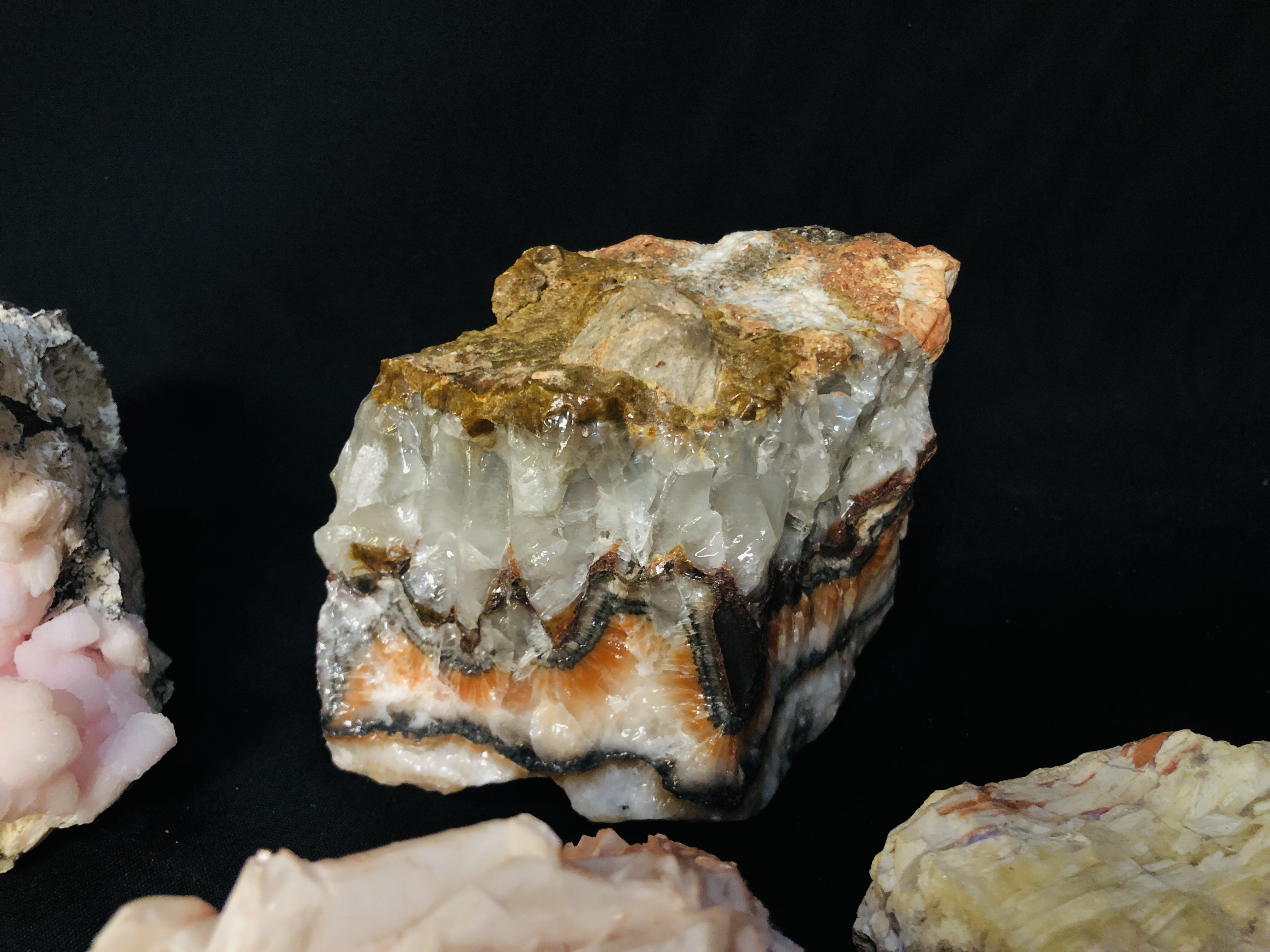 A COLLECTION OF APPROX 5 CRYSTAL AND MINERAL ROCK EXAMPLES TO INCLUDE APOPHYLITE ON STILBITE ETC. - Image 3 of 6