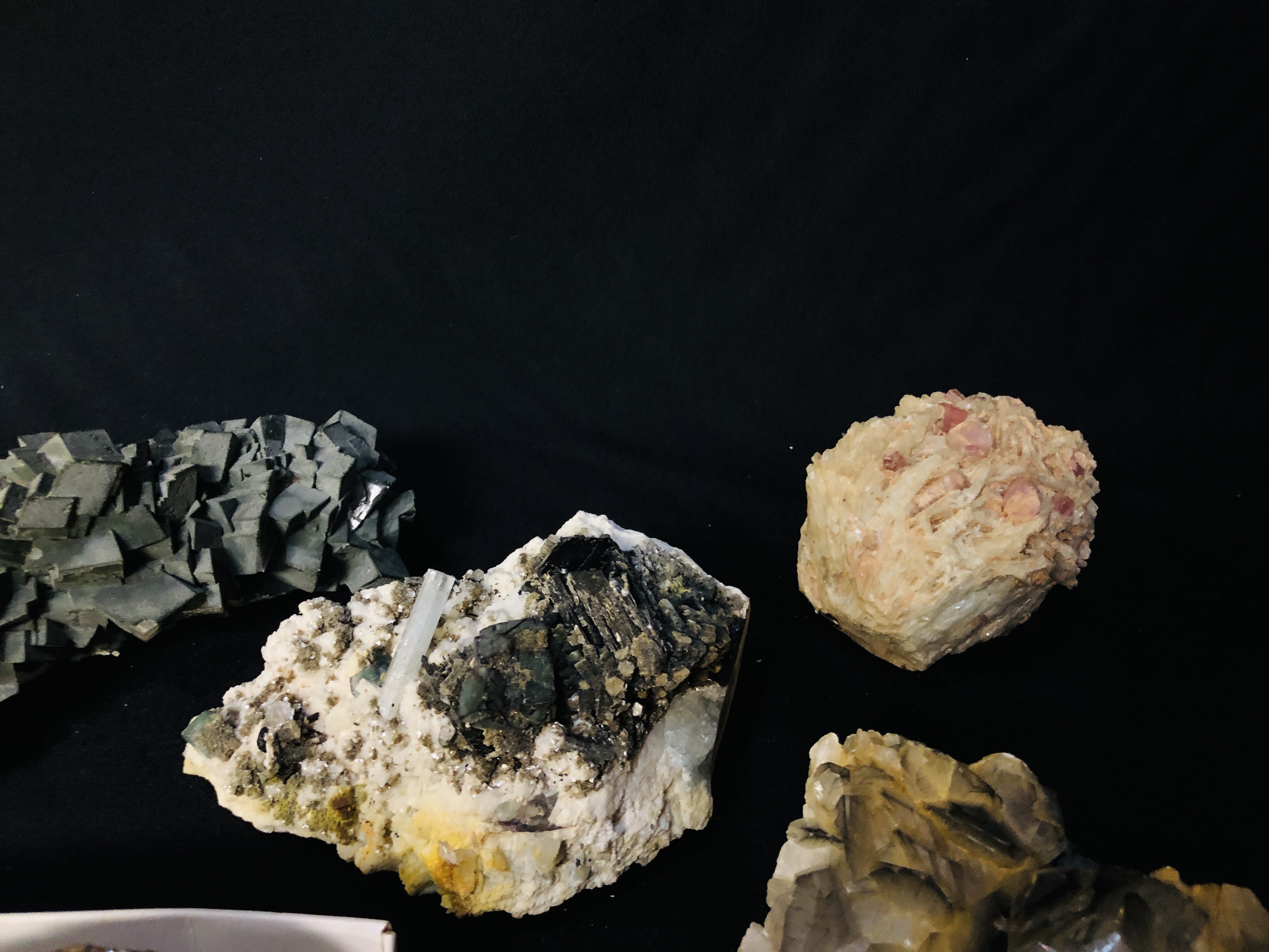 A COLLECTION OF APPROX 7 CRYSTAL AND MINERAL ROCK EXAMPLES TO INCLUDE CLINOPTILOLITE ETC. - Image 4 of 6