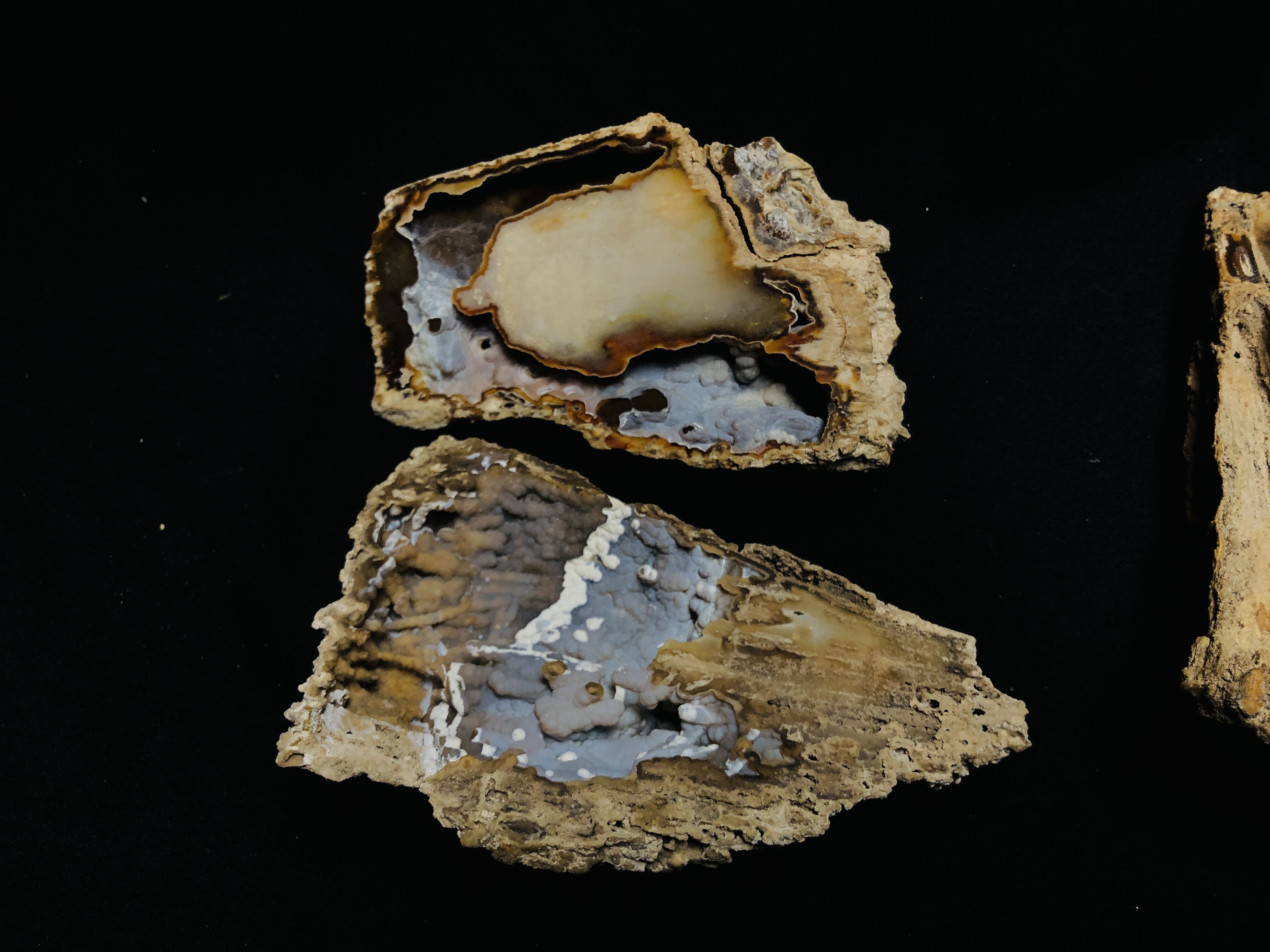 FOUR IMPRESSIVE AGATE AND CRYSTAL SEGMENT, BOTH HAVING POLISHED SURFACE. - Image 4 of 4