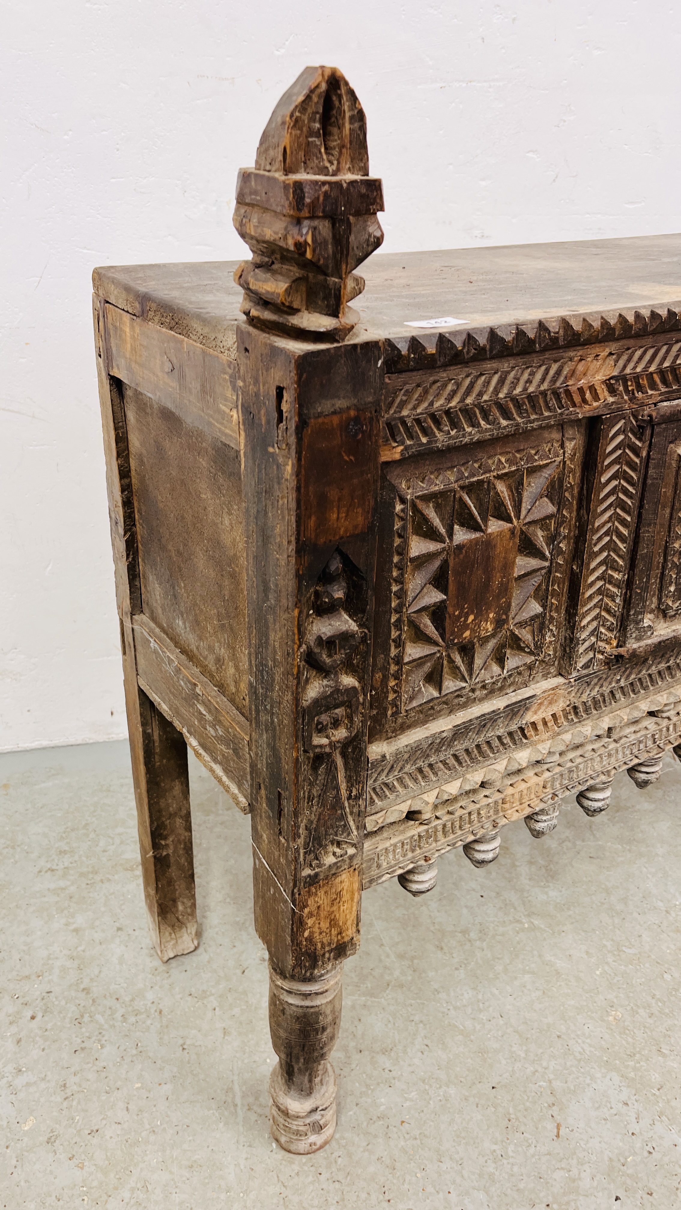 AN EASTERN HARDWOOD HAND CARVED DOWRY CHEST/CUPBOARD WIDTH 89CM. DEPTH 33CM. HEIGHT 91CM. - Image 10 of 16