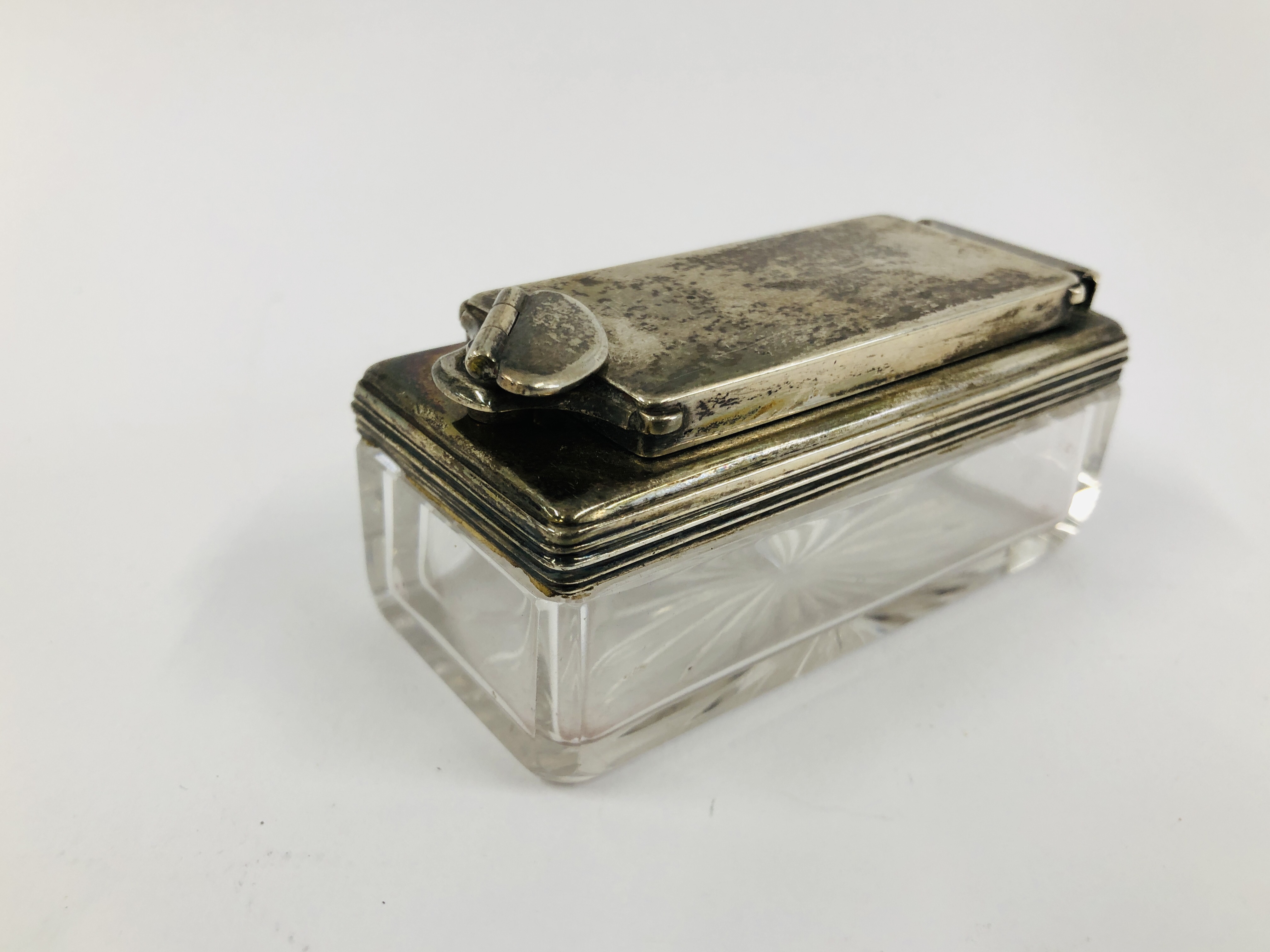 AN ANTIQUE SILVER MOUNTED TRAVELLING GLASS INKWELL, LONDON ASSAY LENGTH 8.5CM. WIDTH 3.8CM. - Image 5 of 9