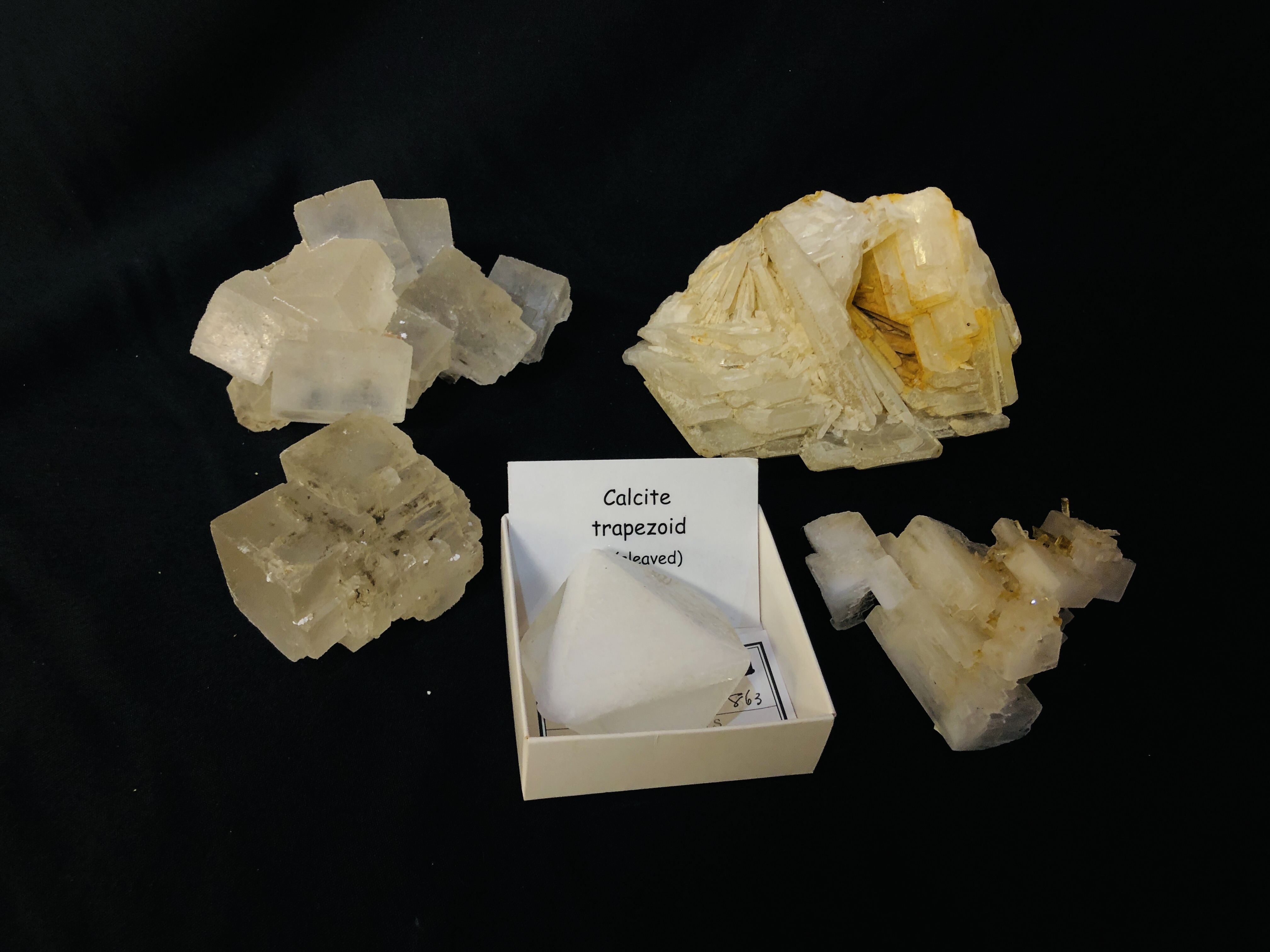 A COLLECTION OF APPROX 5 CRYSTAL AND MINERAL ROCK EXAMPLES TO INCLUDE QUARTZ, CALCITE TRAPEZOID ETC.