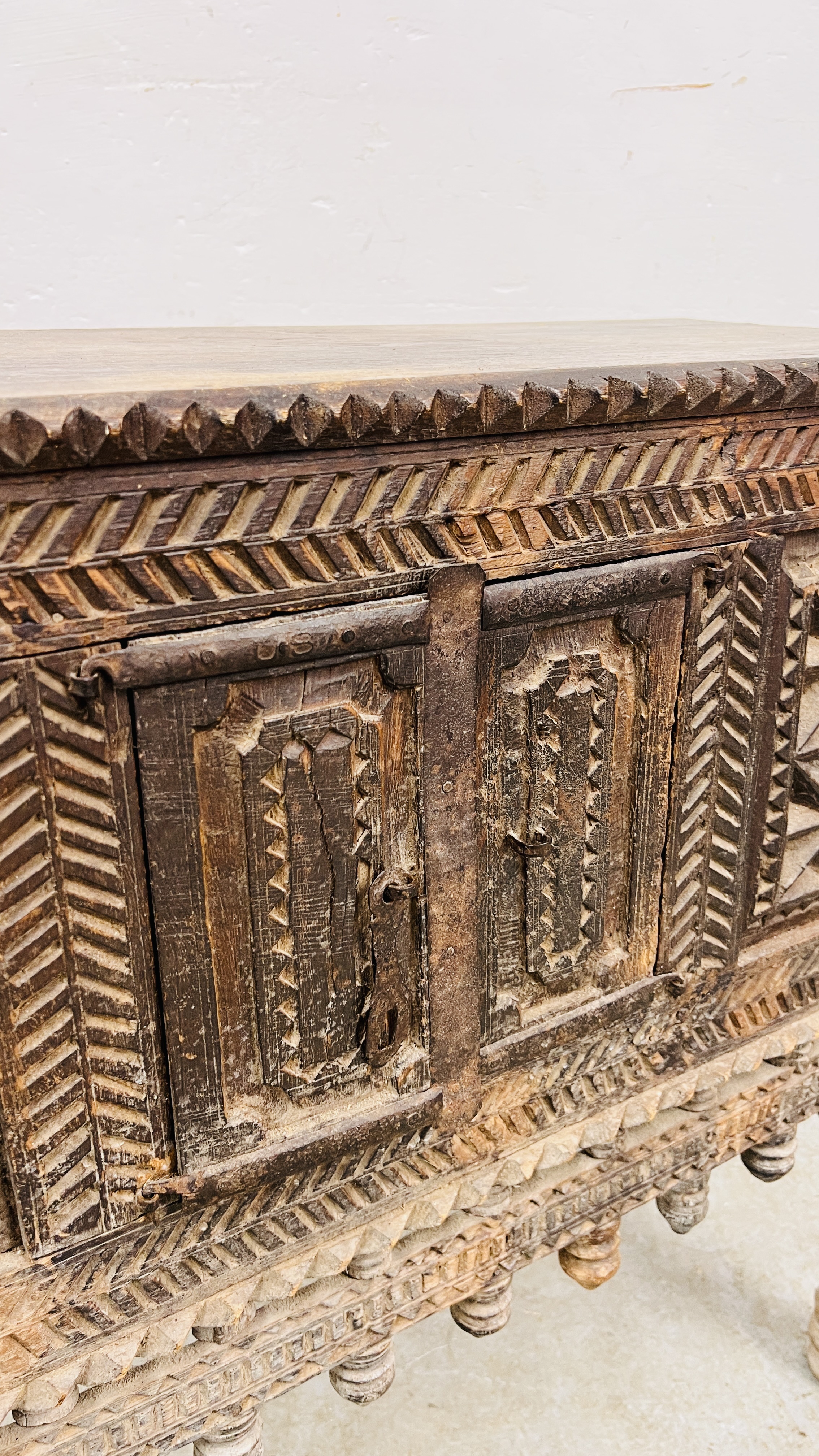 AN EASTERN HARDWOOD HAND CARVED DOWRY CHEST/CUPBOARD WIDTH 89CM. DEPTH 33CM. HEIGHT 91CM. - Image 11 of 16