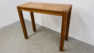 A HEAVY OAK RECTANGULAR BREAKFAST BAR/BAR TABLE ON FOUR SQUARE SUPPORTS WIDTH 120CM. DEPTH 50CM.