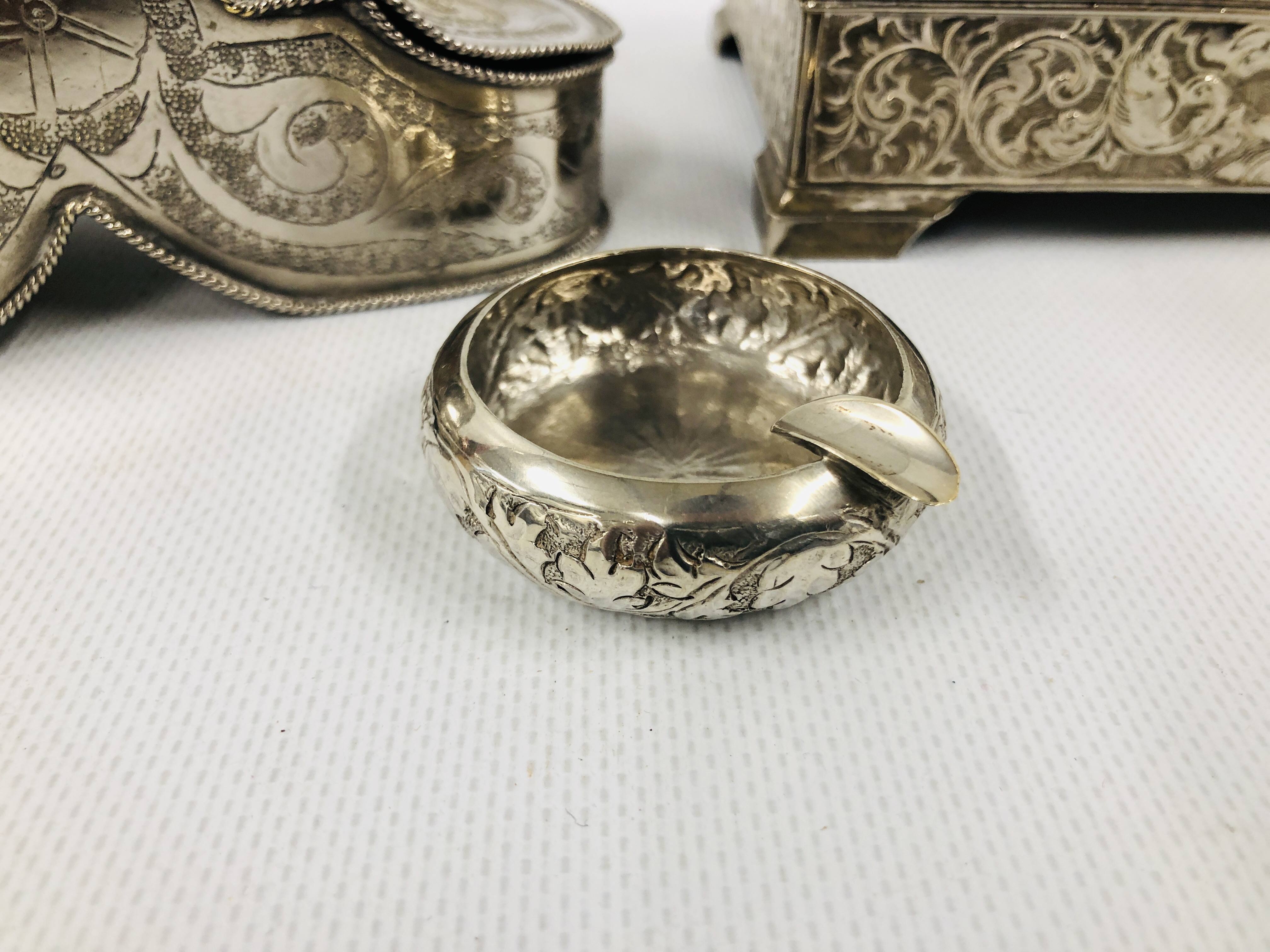 INDIAN SILVER AND WHITE METAL ITEMS TO INCLUDE A DESK TIDY, JEWELLERY BOX AND ASHTRAY. - Image 2 of 12