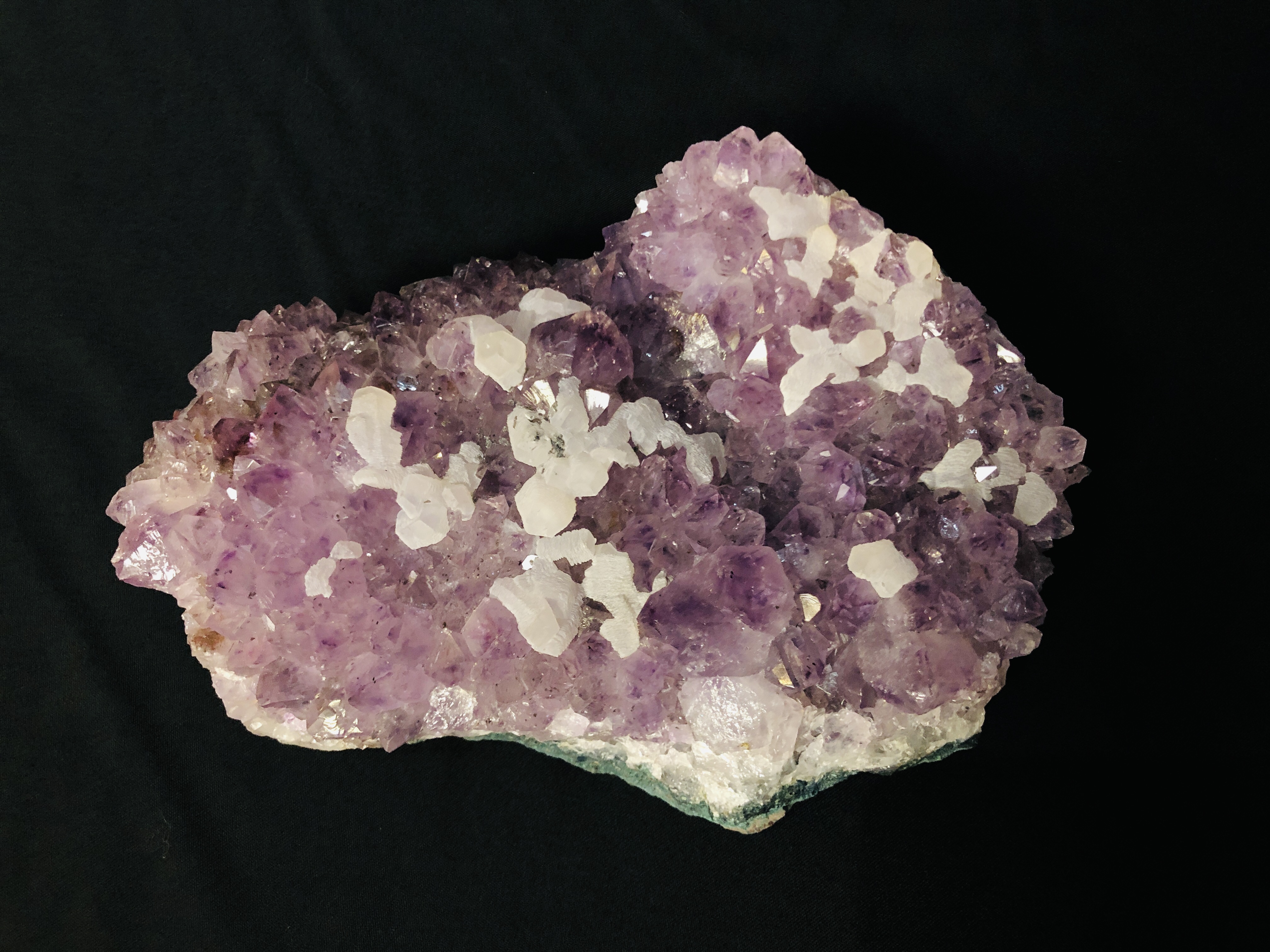 AN AMETHYST QUARTZ CRYSTAL CLUSTER, L 24CM X W 17CM. - Image 2 of 3