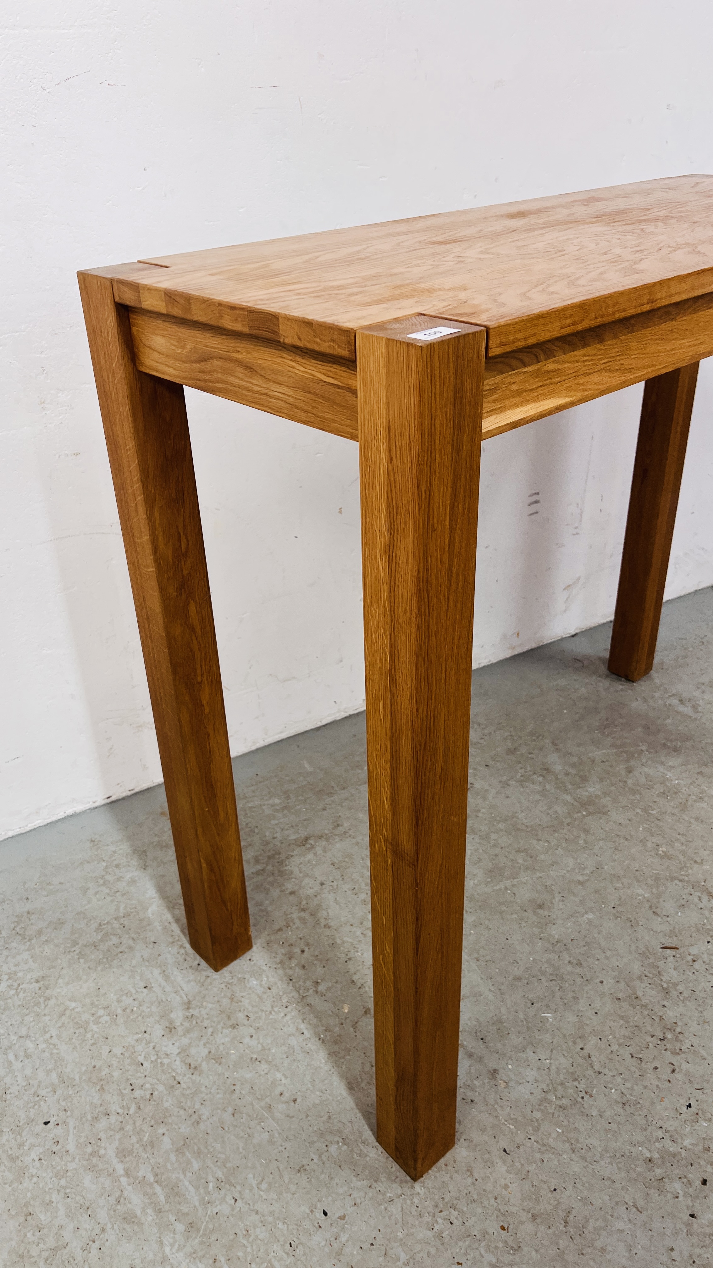 A HEAVY OAK RECTANGULAR BREAKFAST BAR/BAR TABLE ON FOUR SQUARE SUPPORTS WIDTH 120CM. DEPTH 50CM. - Image 6 of 12