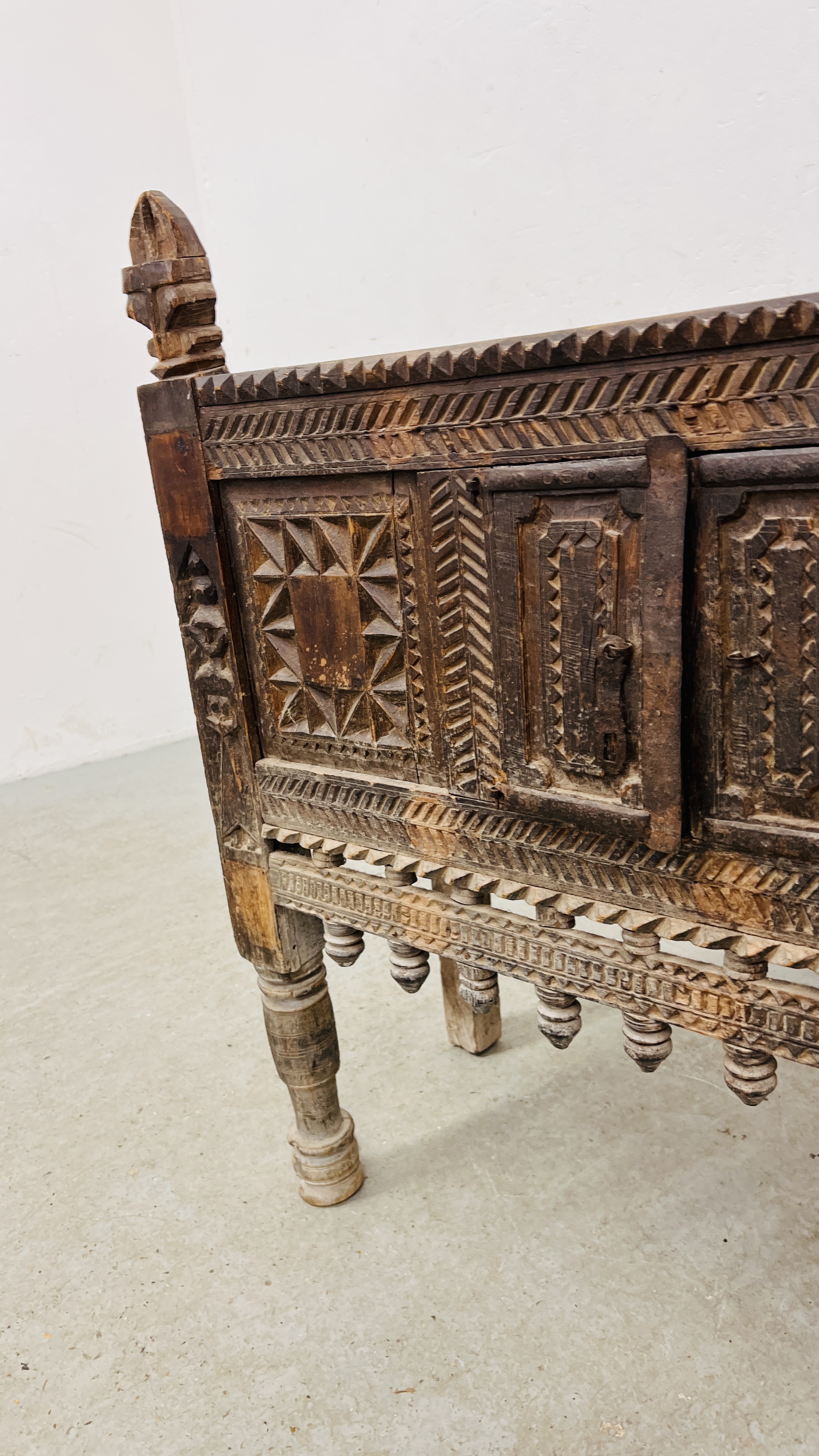 AN EASTERN HARDWOOD HAND CARVED DOWRY CHEST/CUPBOARD WIDTH 89CM. DEPTH 33CM. HEIGHT 91CM. - Image 5 of 16