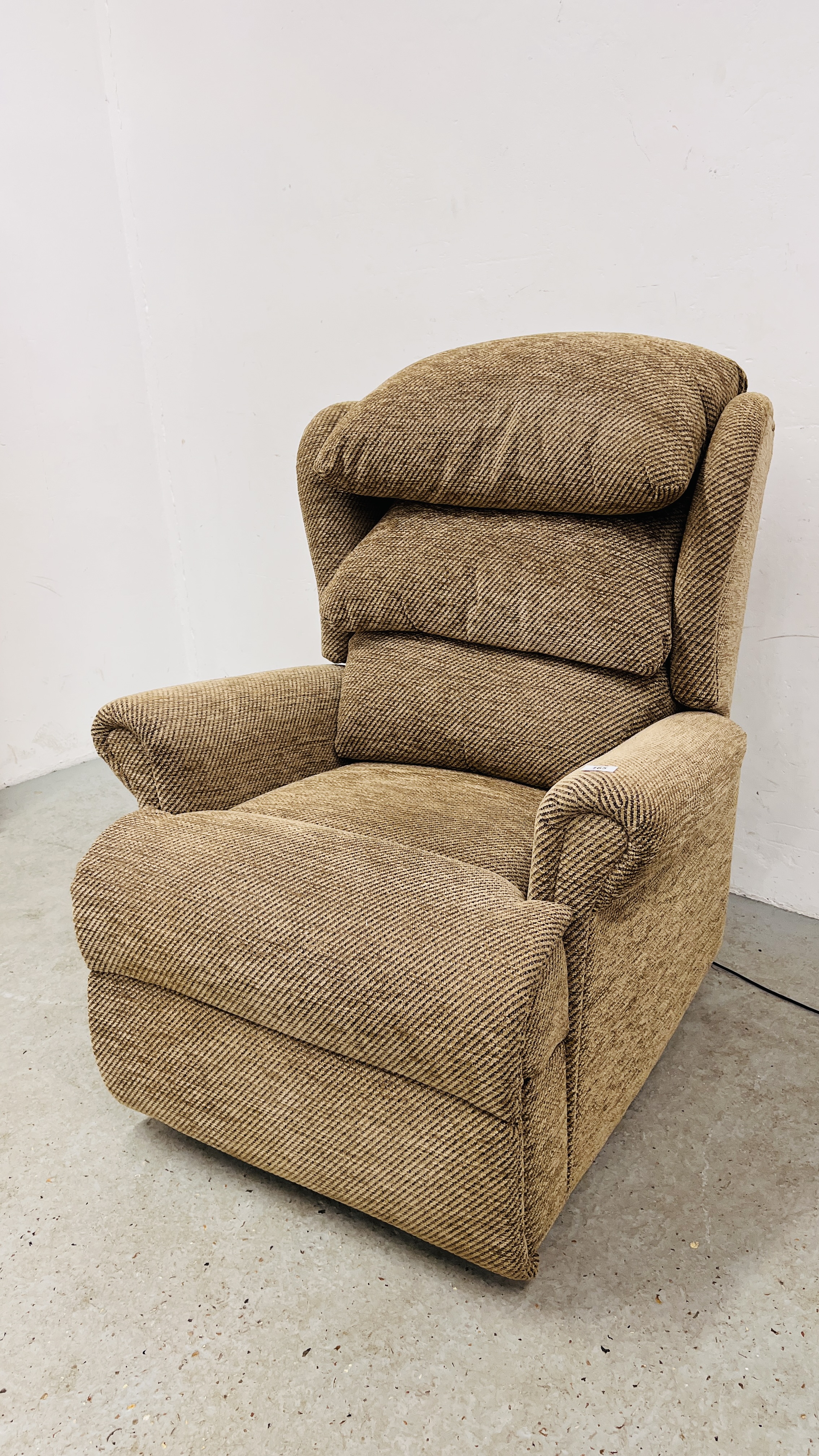 A SHERBORNE T.MOTION OATMEAL UPHOLSTERED ELECTRIC RISE AND RECLINE EASY CHAIR - SOLD AS SEEN. - Image 4 of 11