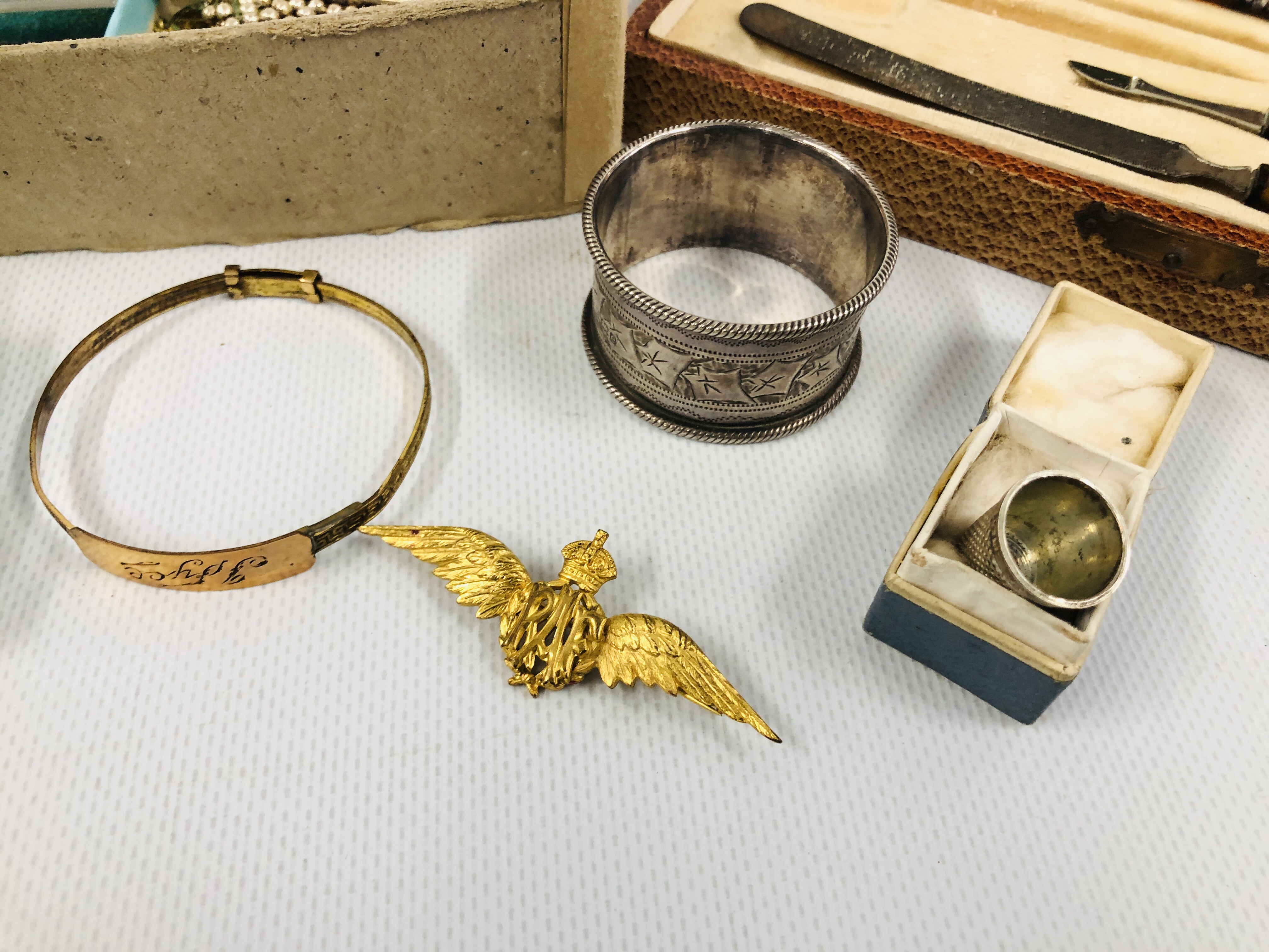 TRAY OF ASSORTED MODERN AND VINTAGE JEWELLERY TO INCLUDE SILVER BROOCH, COIN BRACELET. - Image 6 of 8
