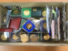 BOX OF REPLICA COINS, MUSEUM COPIES, MEDALLIONS AND SOUVENIRS, SOME IN FOLDERS OR BOXES.