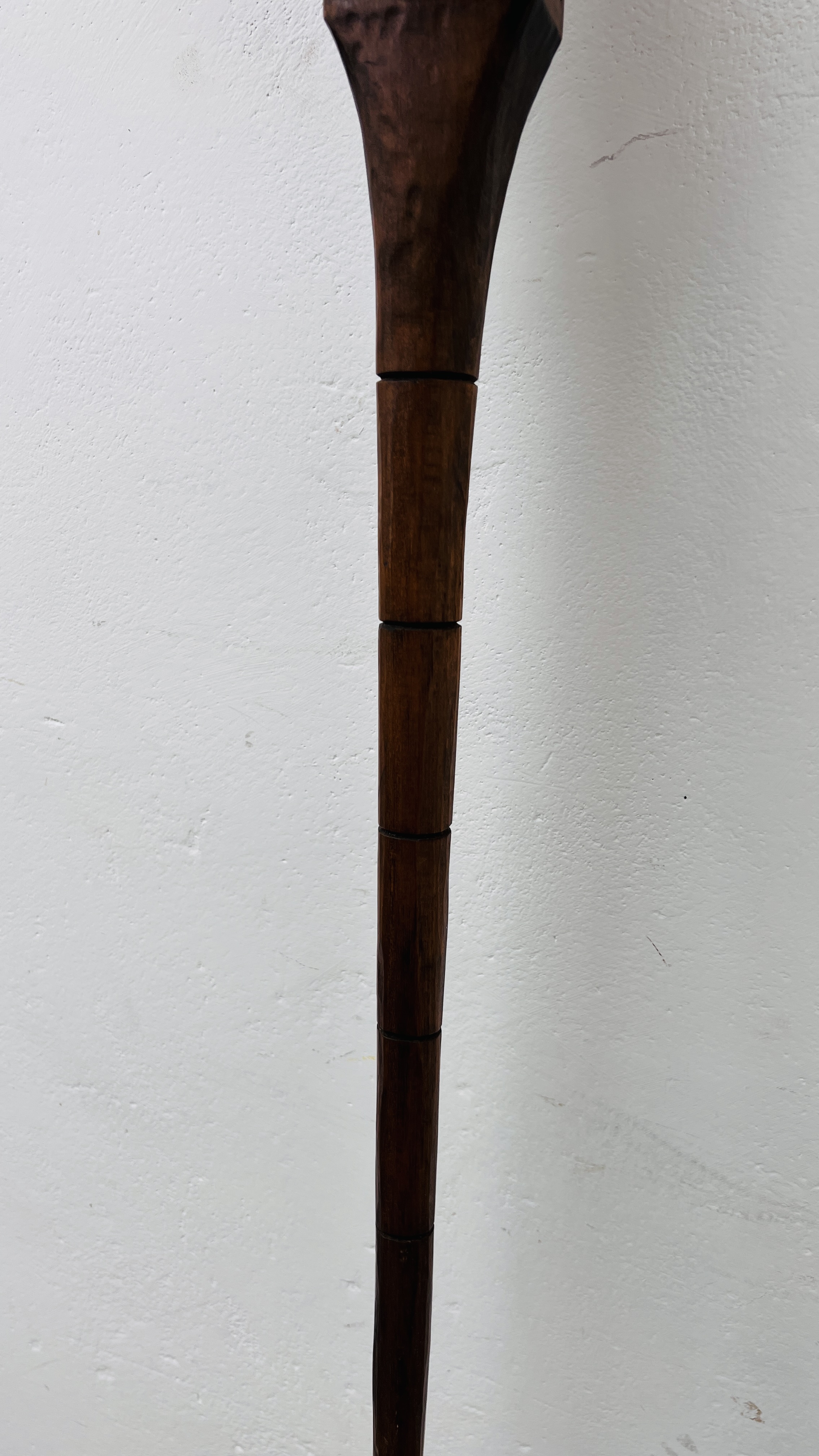 AN ETHNIC TRIBAL CARVED HARDWOOD WALKING STICK OR STAFF LENGTH 146CM. - Image 9 of 9