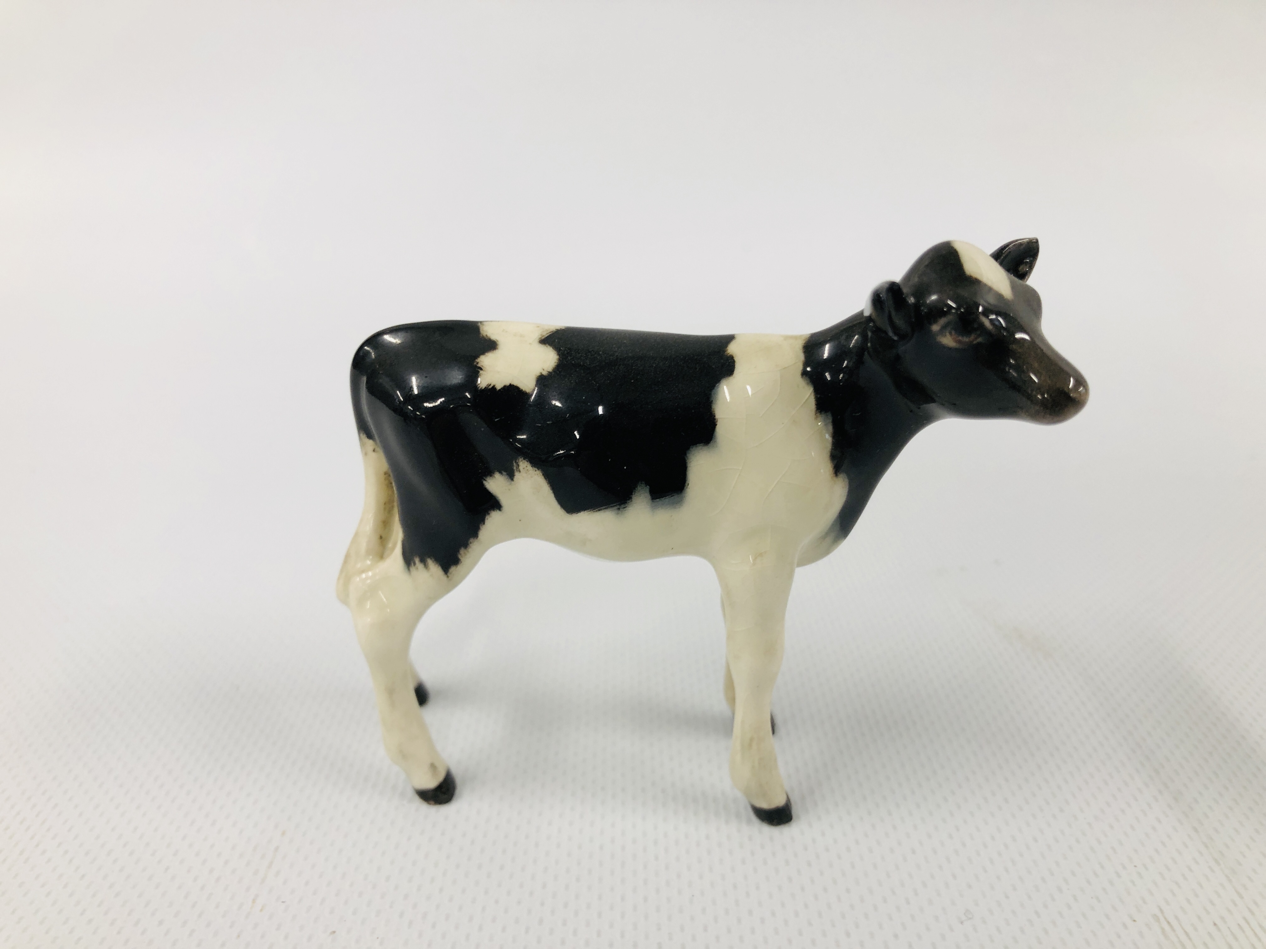 BESWICK COW CH ICKHAM BESSIE 198 (HORN A/F) ALONG WITH A BLACK AND WHITE BESWICK CALF - Image 8 of 10