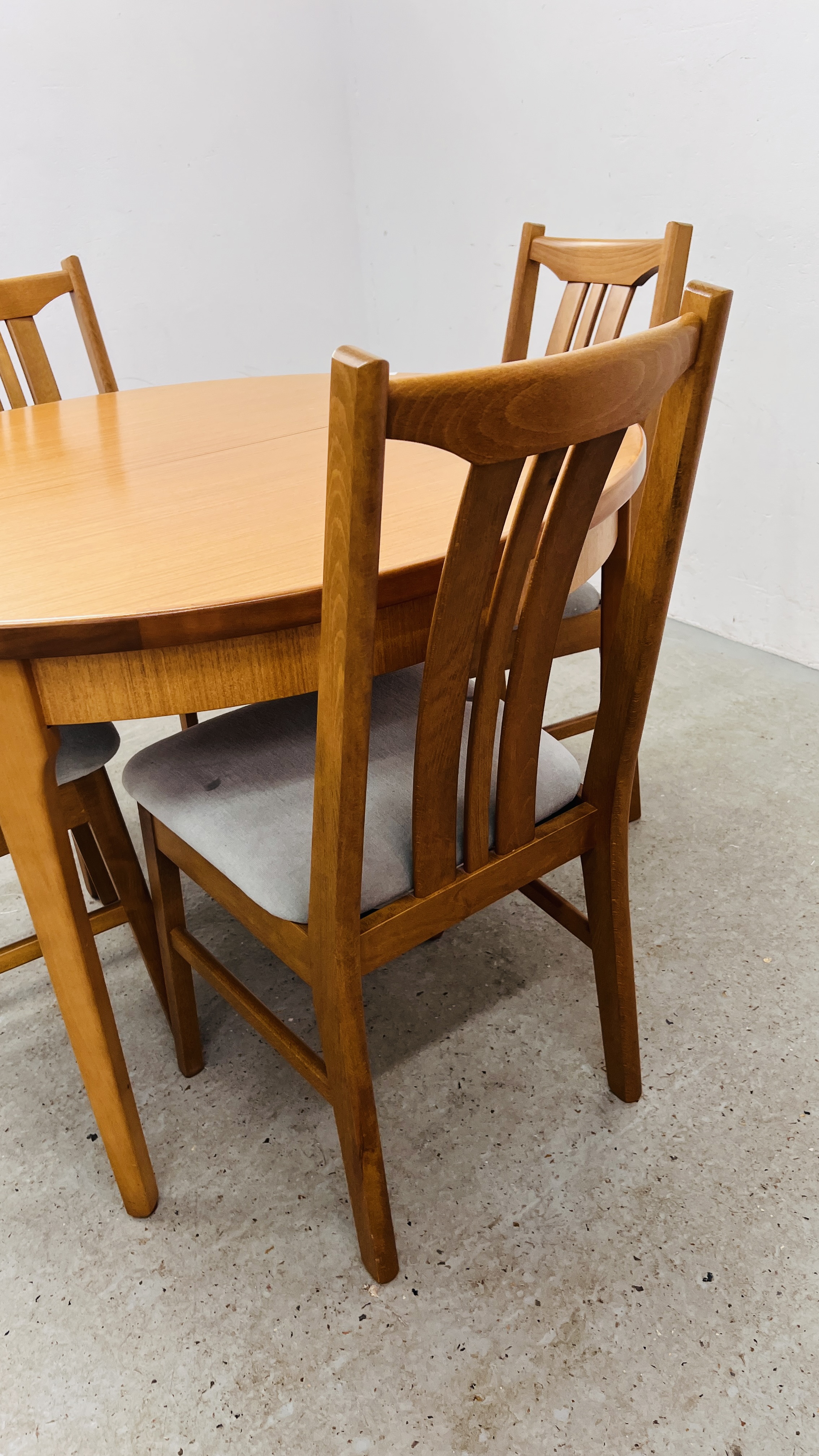 MODERN DINING SET COMPRISING FOUR BEECHWOOD CHAIRS AND EXTENDING CIRCULAR DINING TABLE. - Image 7 of 12