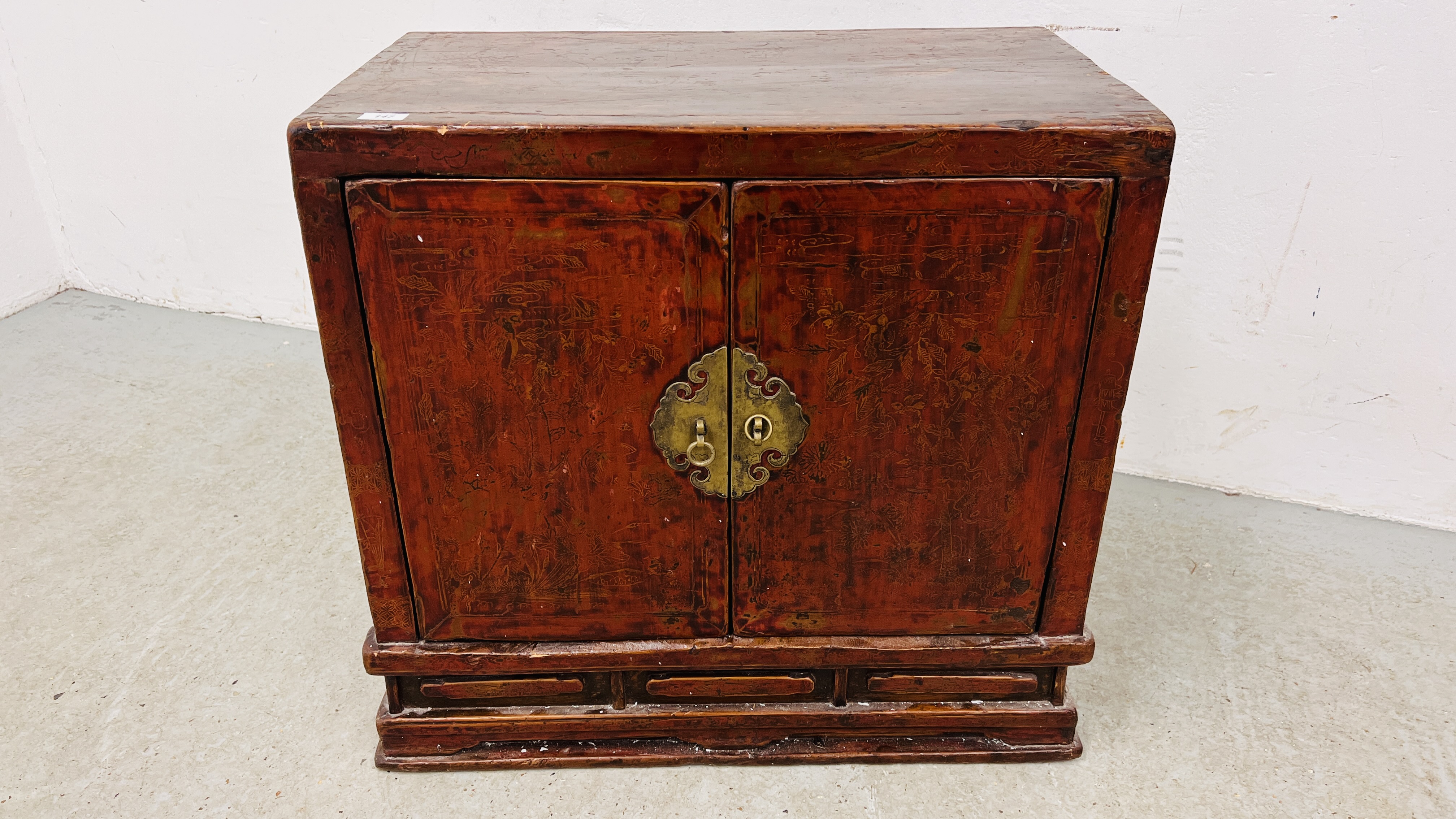 A CHINESE LACQUERED TWO DOOR CABINET WIDTH 74CM. DEPTH 43CM. HEIGHT 72CM.