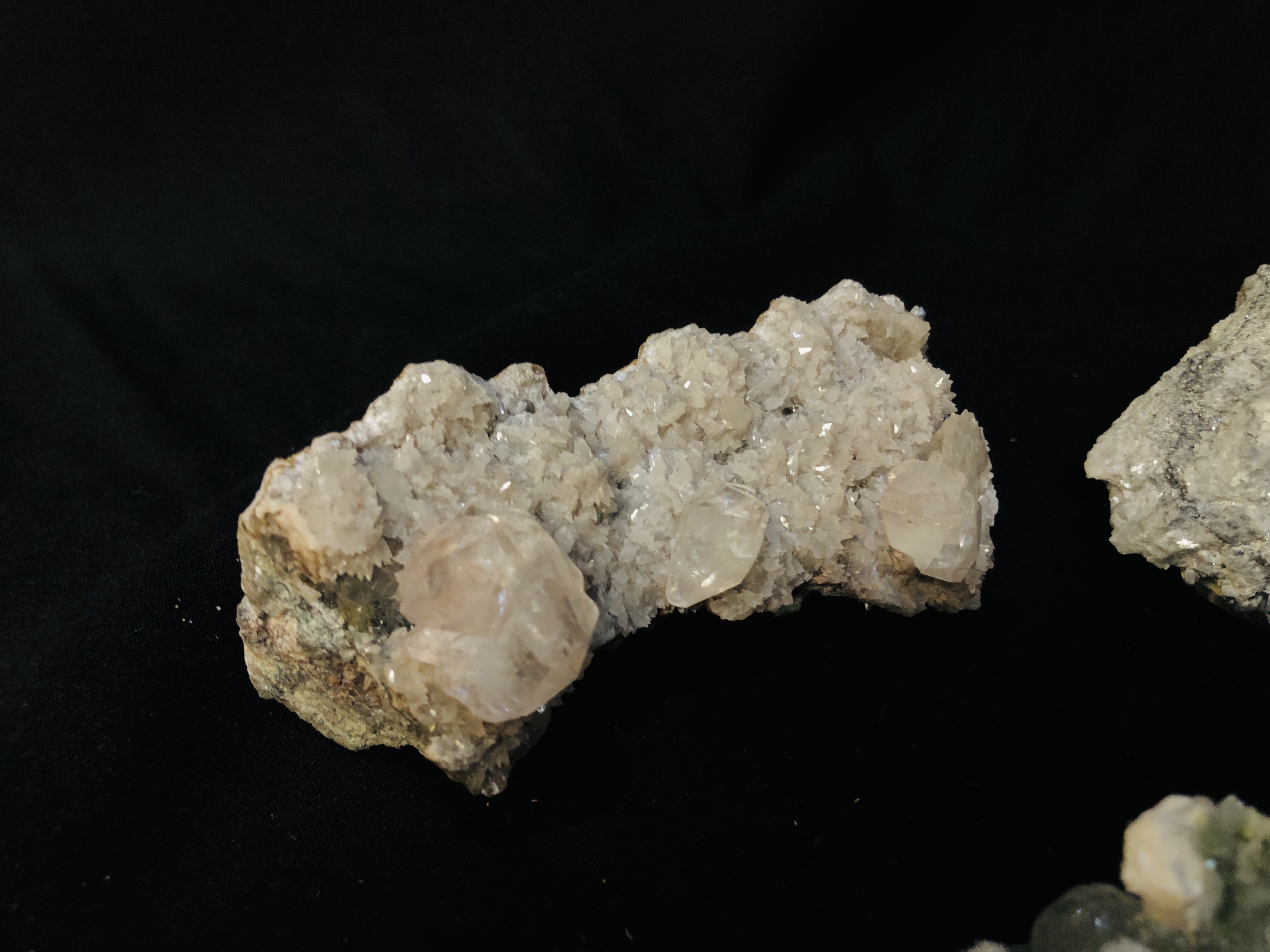 A COLLECTION OF APPROX 7 CRYSTAL AND MINERAL ROCK EXAMPLES TO INCLUDE QUARTZ ETC. - Image 3 of 5