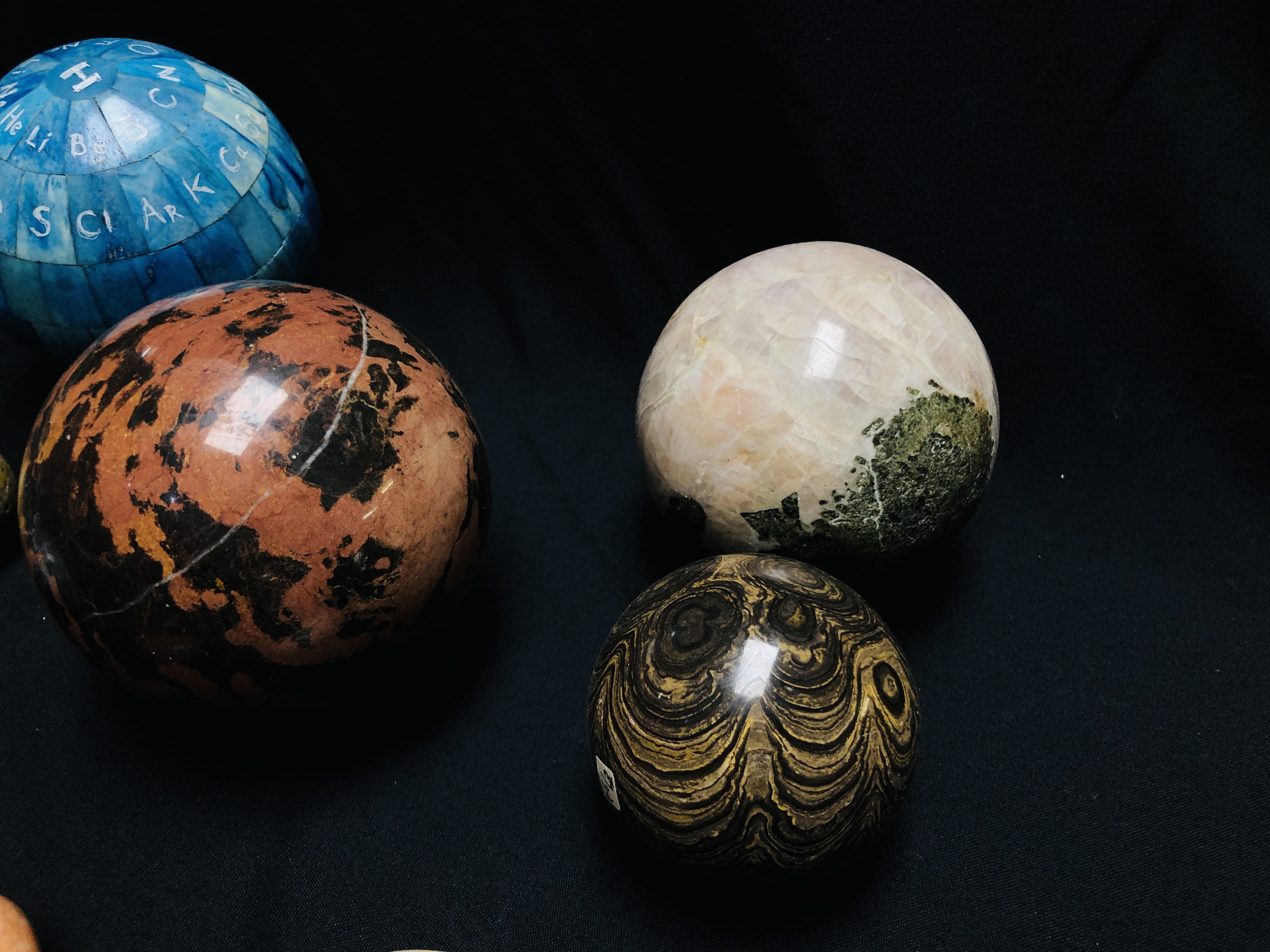 A COLLECTION OF 4 HARD STONE POLISHED SPHERES TO INCLUDE FLUORITE + ONE OTHER ALONG WITH 3 POLISHED - Image 3 of 5