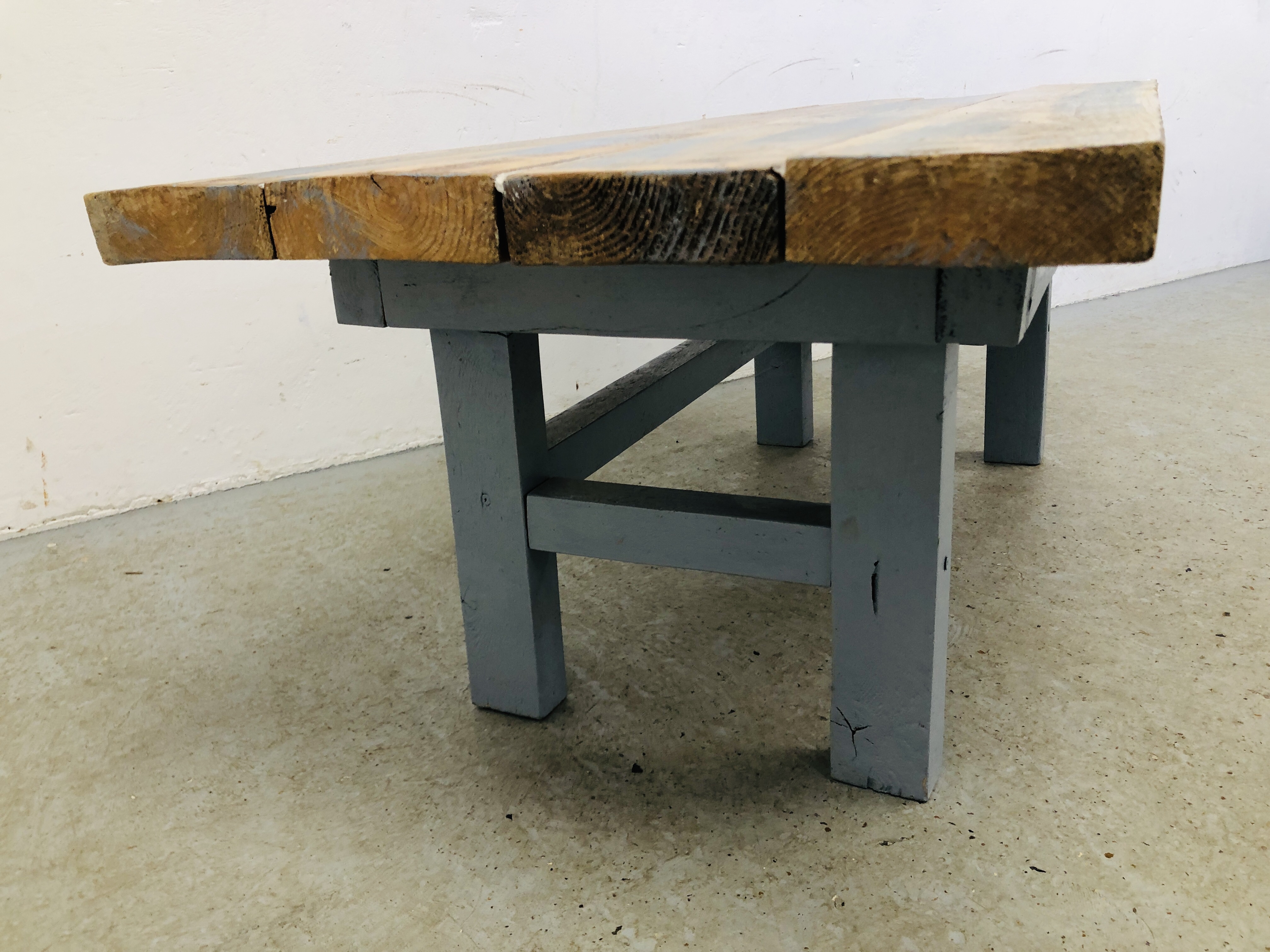 A HARDWOOD RECLAIMED PINE TOP COFFEE TABLE IN SHABBY CHIC FINISH - Image 3 of 4