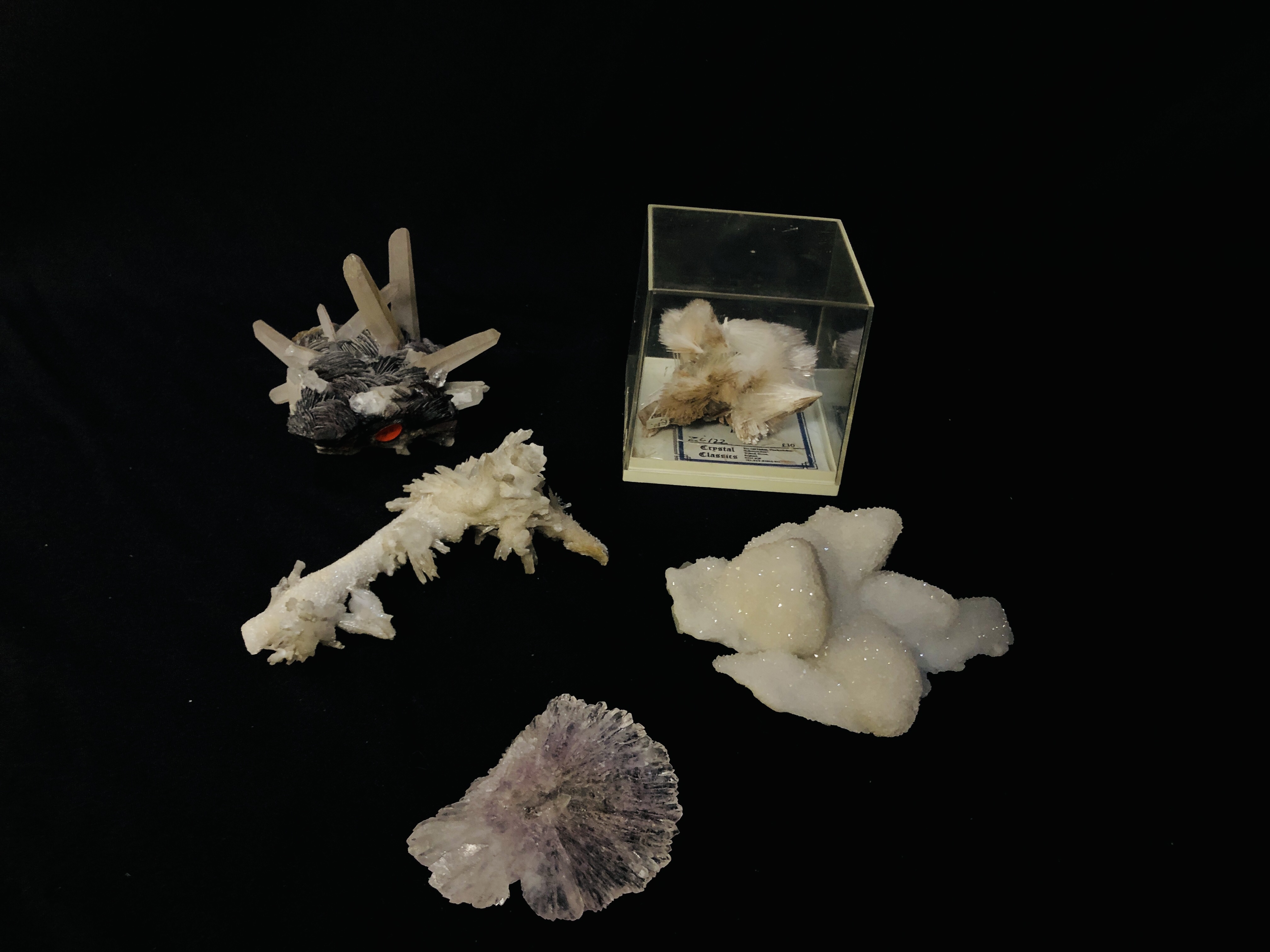 A COLLECTION OF APPROX 5 CRYSTAL, MINERAL AND ROCK EXAMPLES TO INCLUDE QUARTZ NATROLITE ETC.