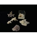 A COLLECTION OF APPROX 5 CRYSTAL, MINERAL AND ROCK EXAMPLES TO INCLUDE QUARTZ NATROLITE ETC.