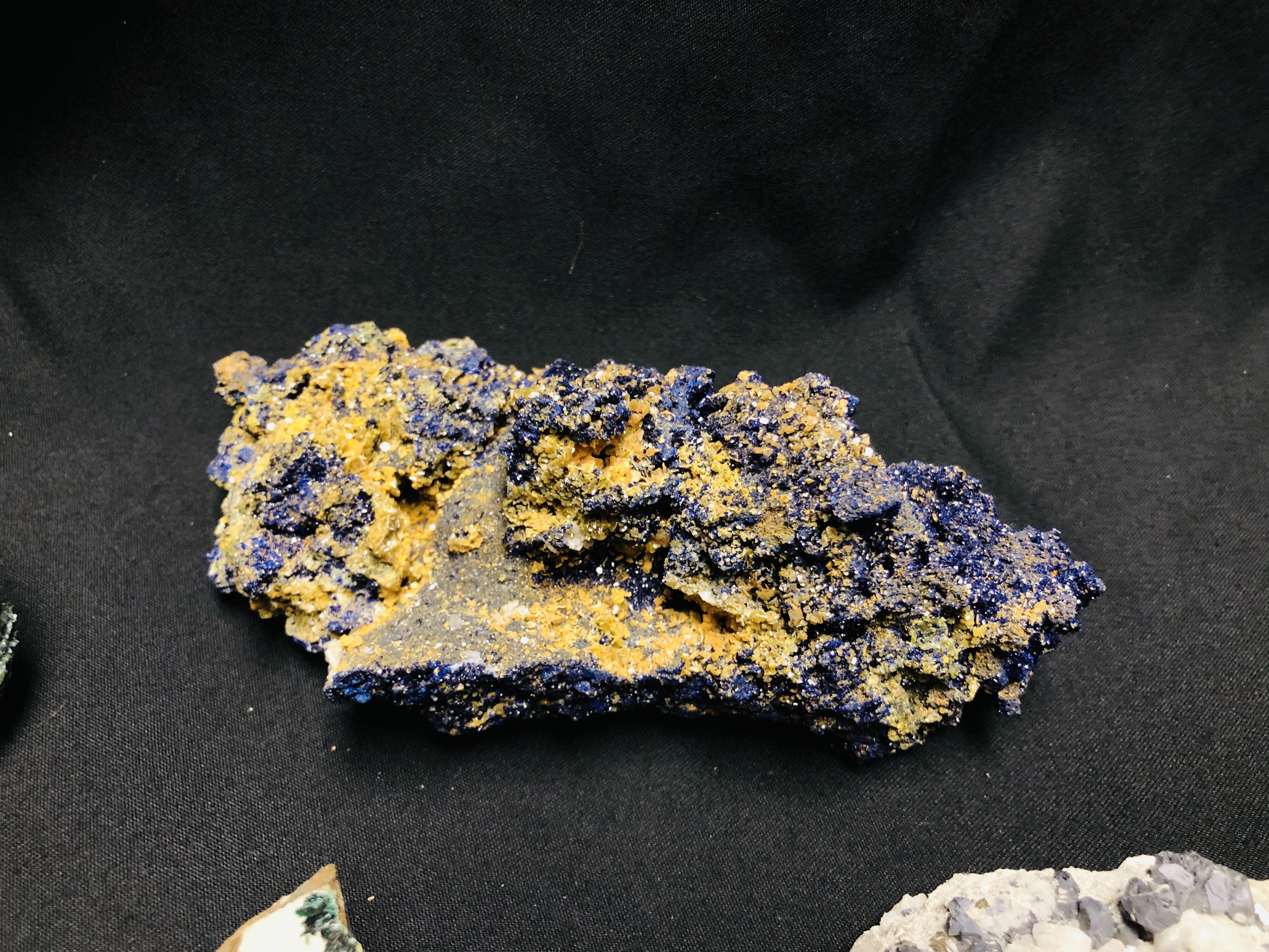 A COLLECTION OF APPROX 5 CRYSTAL AND MINERAL ROCK EXAMPLES. - Image 4 of 6