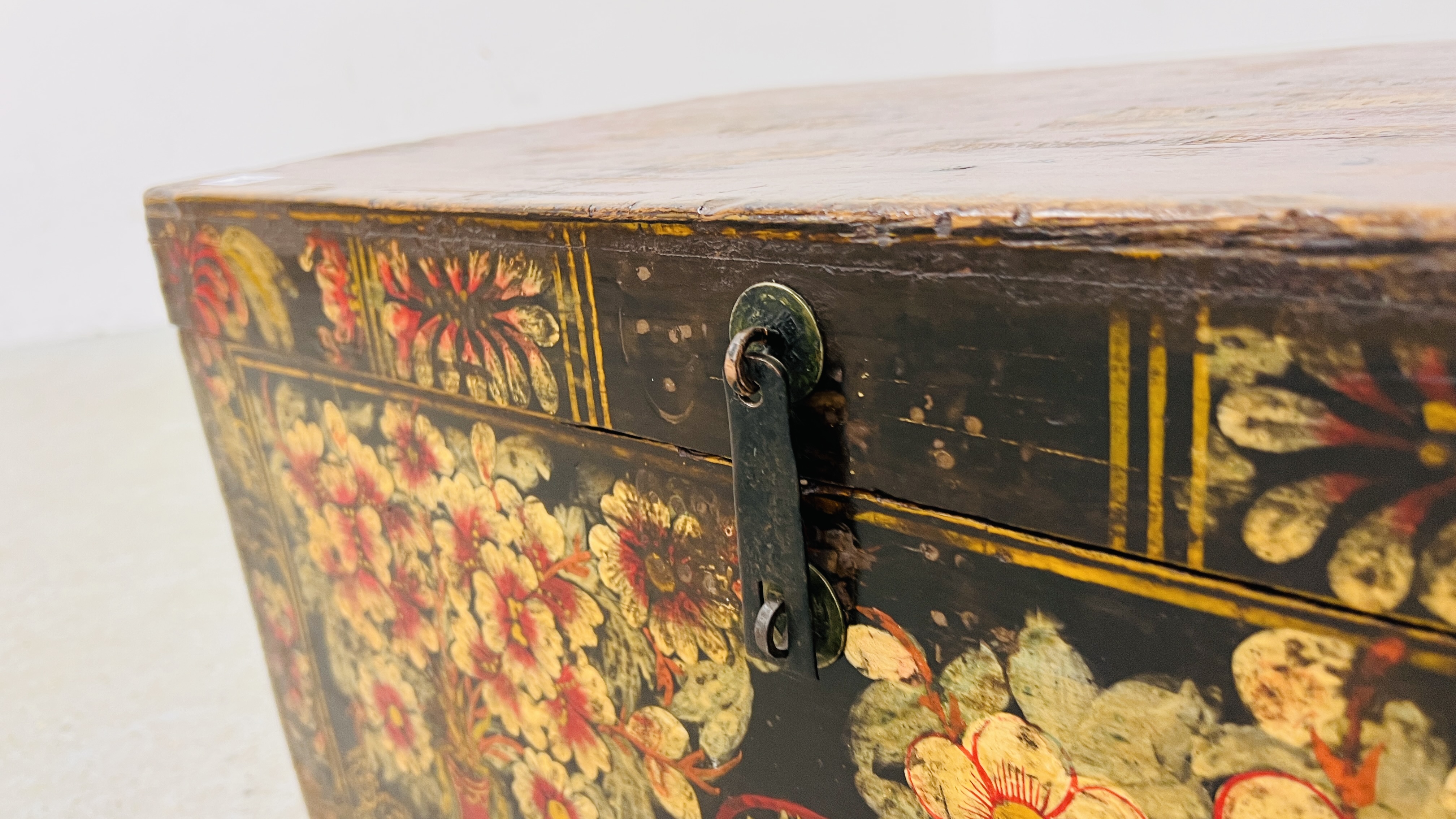 AN ANTIQUE CHINESE CAMPHOR WOOD THEATRICAL COSTUME TRUNK THE FRONT HAND PAINTED PANEL DEPICTING - Image 7 of 9