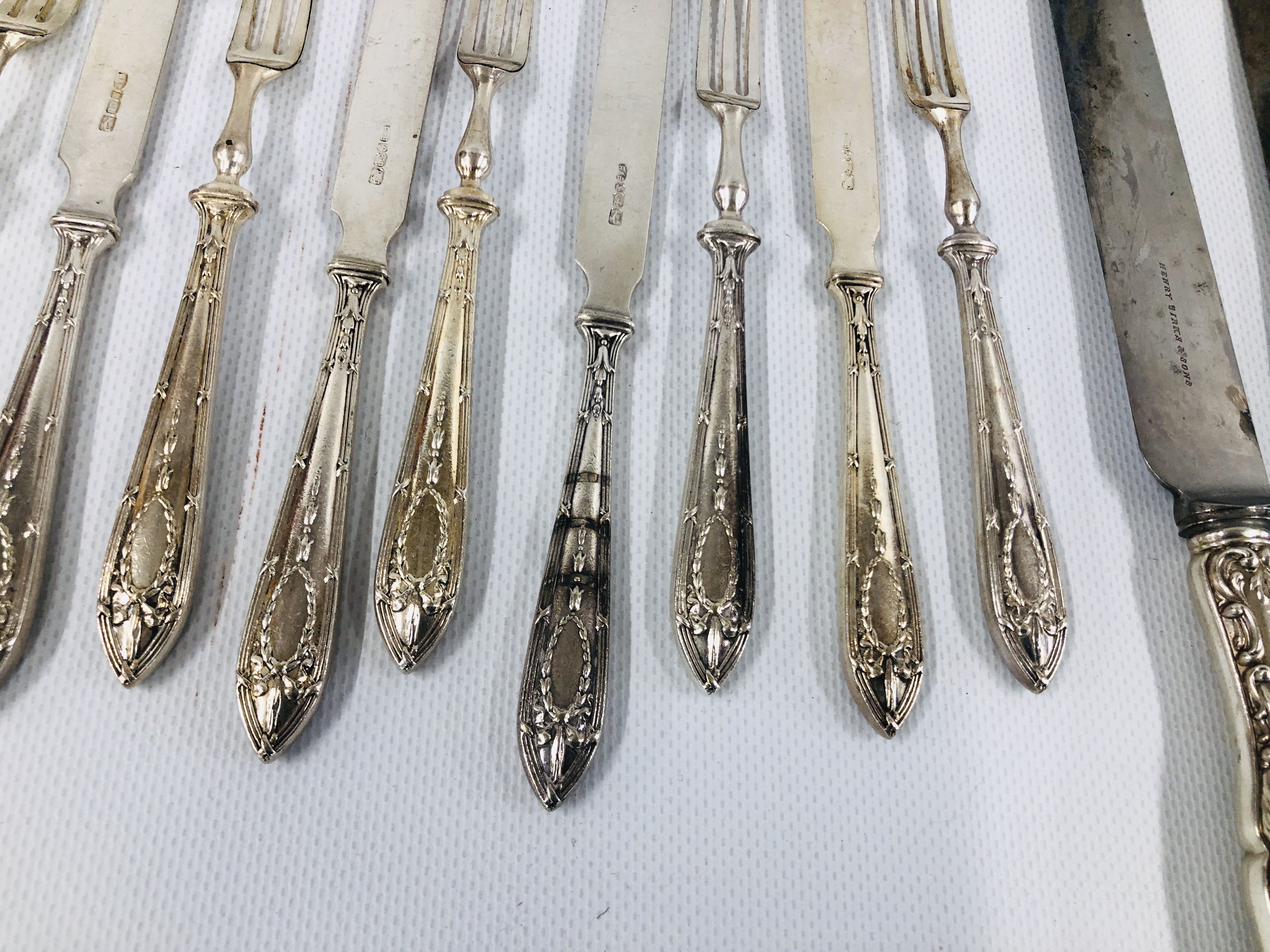 A GROUP OF GOOD QUALITY LOOSE PLATED CUTLERY TO INCLUDE SIX SPOONS AND FOUR FORKS MARKED TIFFANY & - Image 6 of 8