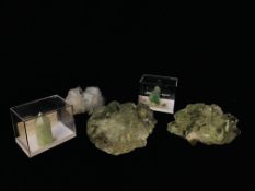 A COLLECTION OF 5 CRYSTAL AND QUARTZ EXAMPLES TO INCLUDE AVENTURINE ETC.