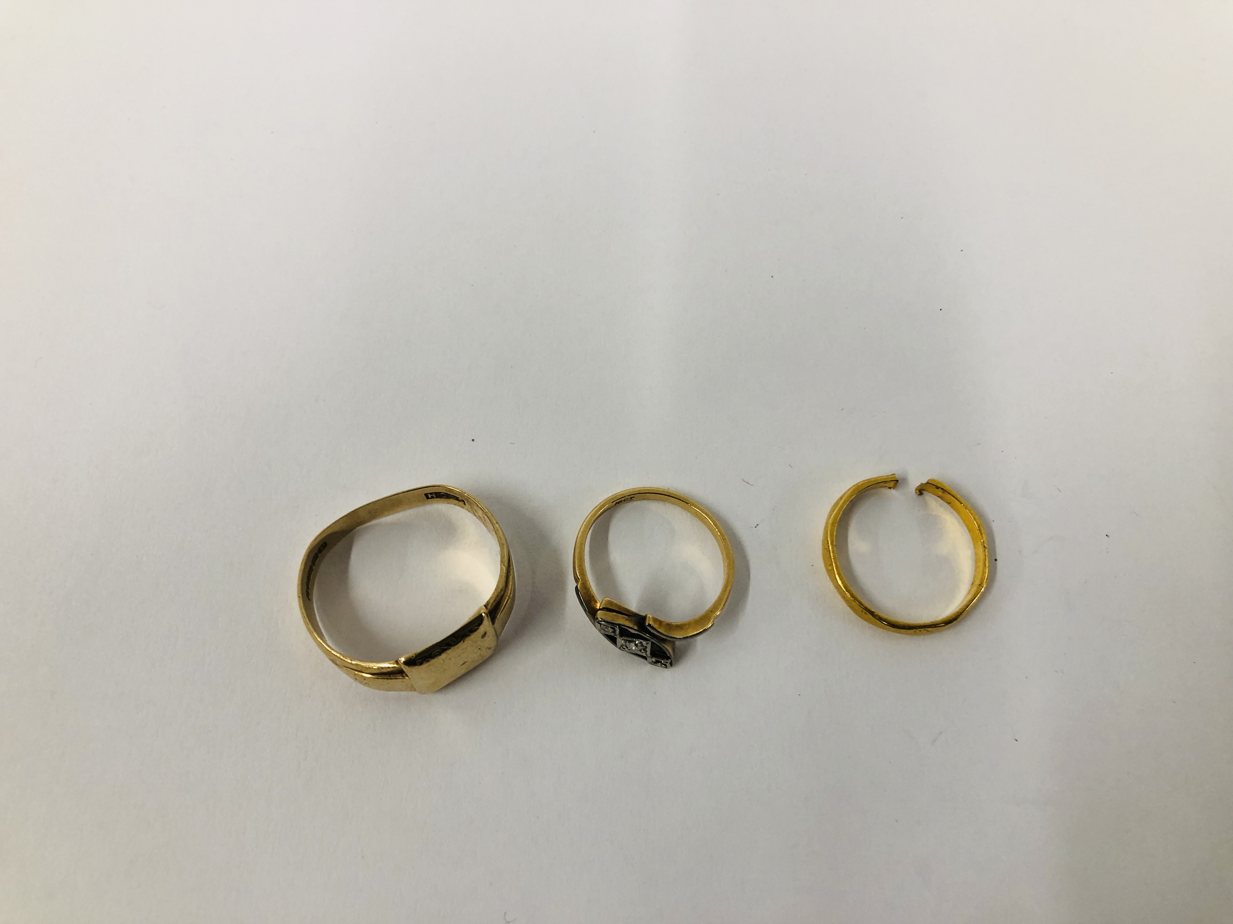 AN 18CT. GOLD THREE STONE DIAMOND TWIST RING (ONE STONE MISSING) ALONG WITH A 22CT. - Image 5 of 8