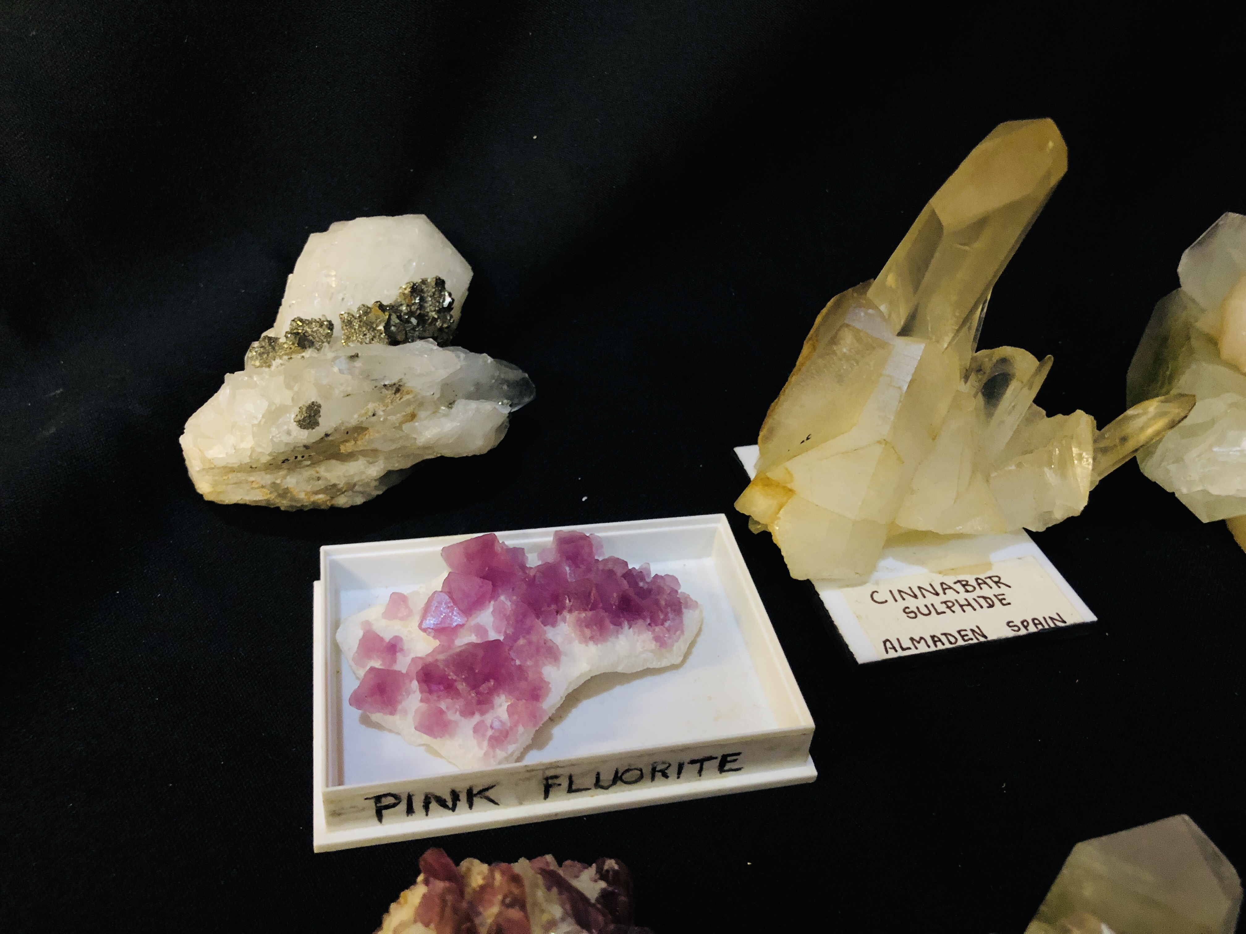 A COLLECTION OF APPROX 7 CRYSTAL AND MINERAL ROCK EXAMPLES TO INCLUDE CINNABAR SULPHIDE, - Image 3 of 4