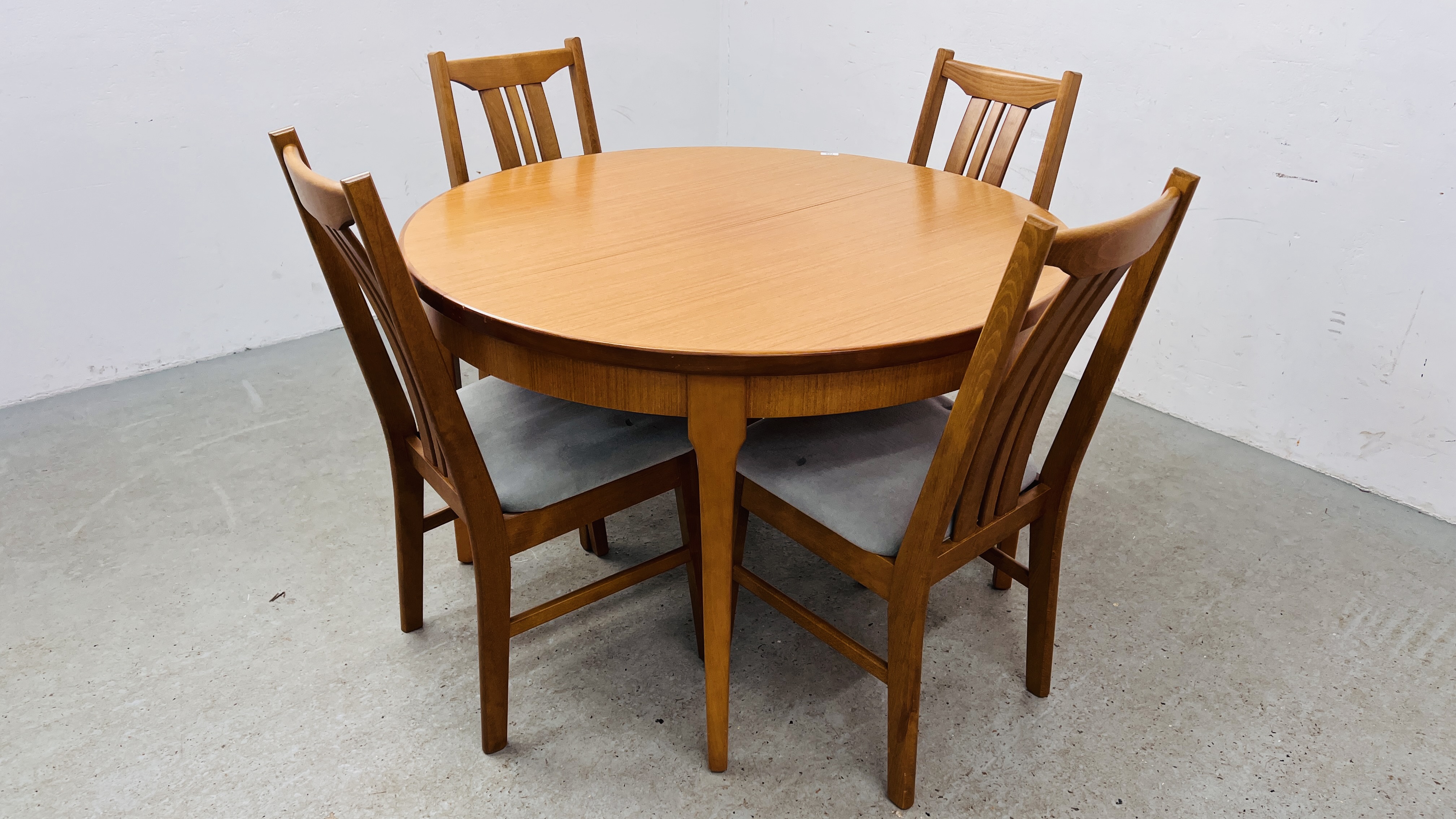 MODERN DINING SET COMPRISING FOUR BEECHWOOD CHAIRS AND EXTENDING CIRCULAR DINING TABLE.