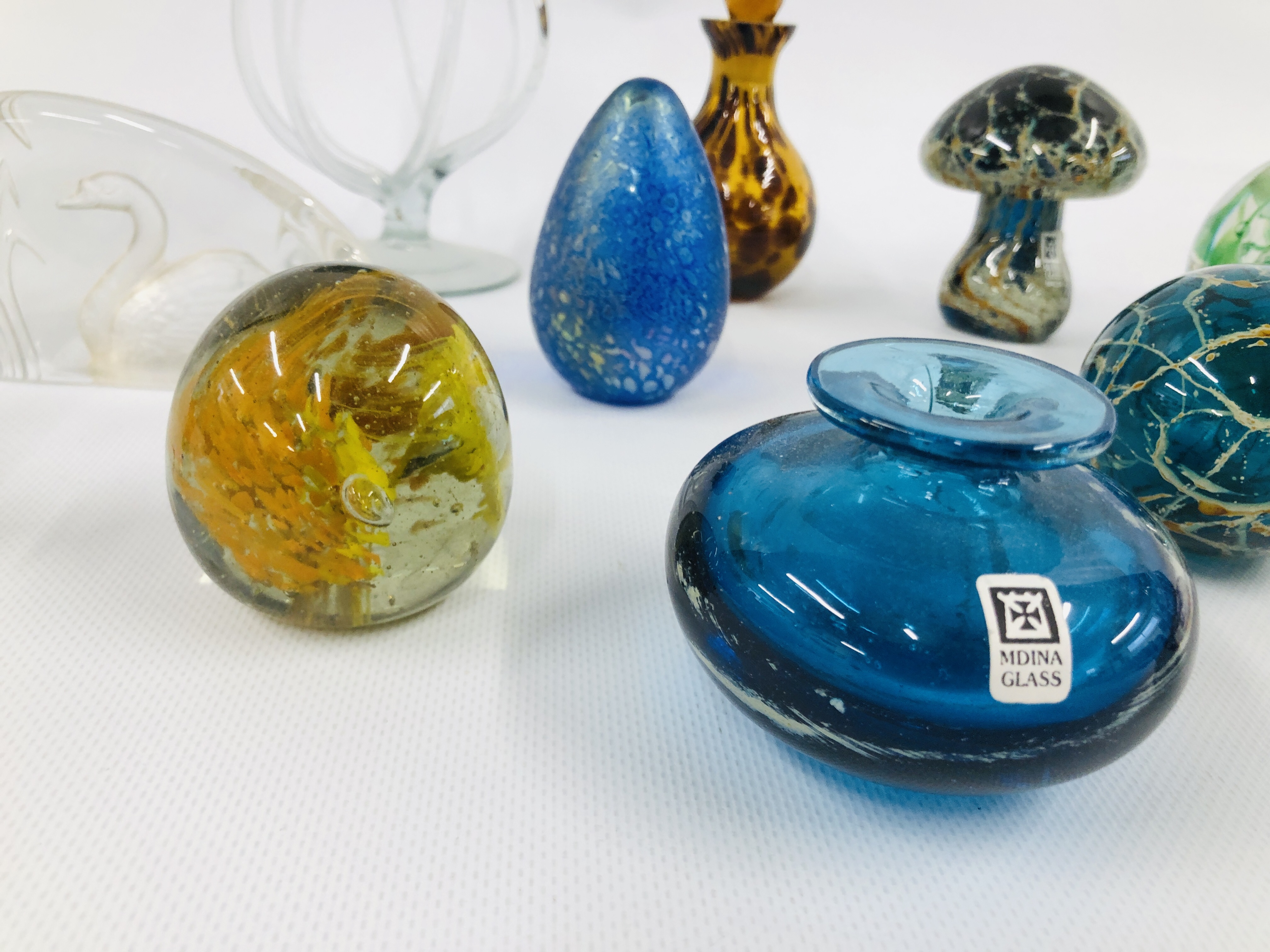 A COLLECTION OF ASSORTED ART GLASS PAPERWEIGHTS, VASES, ETC. - Image 3 of 7