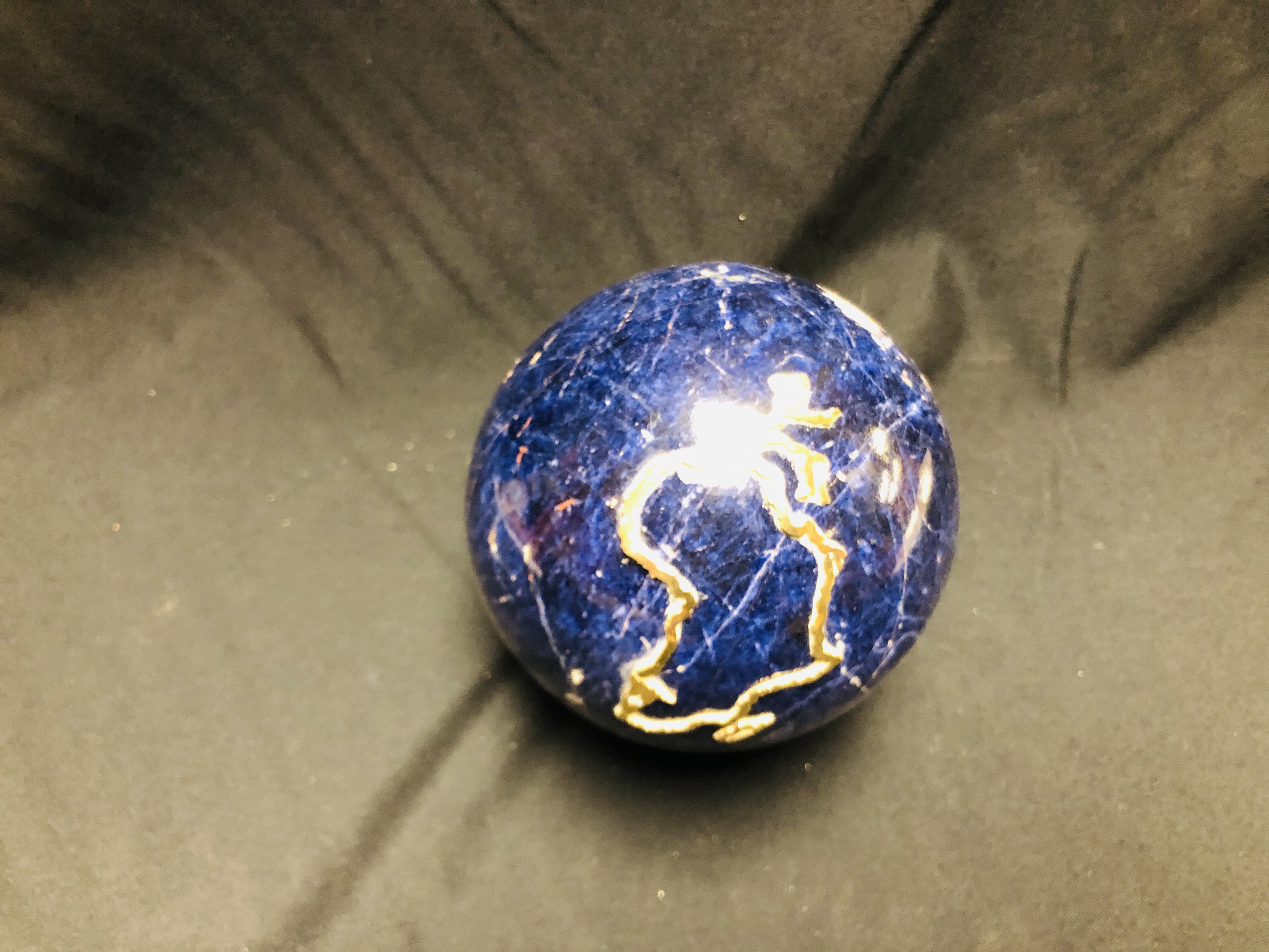 A LARGE LAPIS LAZULI SPHERE DEPICTING AN APPLIED COUNTRY OUTLINED IN 18CT GOLD SET WITH TWO - Image 11 of 11