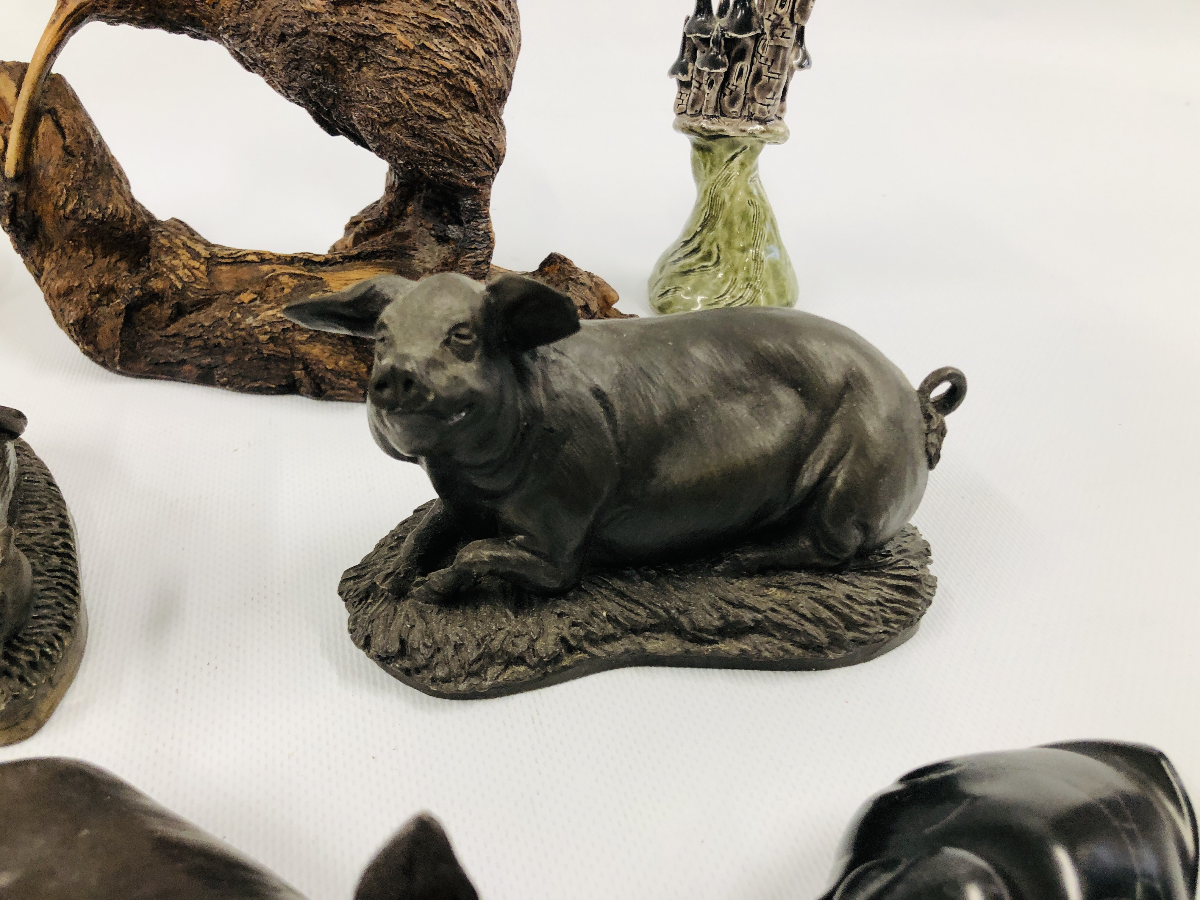 A GROUP OF BRONZED FINISH CABINET ORNAMENTS TO INCLUDE PIGS, OTTER, DUCKS, ETC. - Image 5 of 10