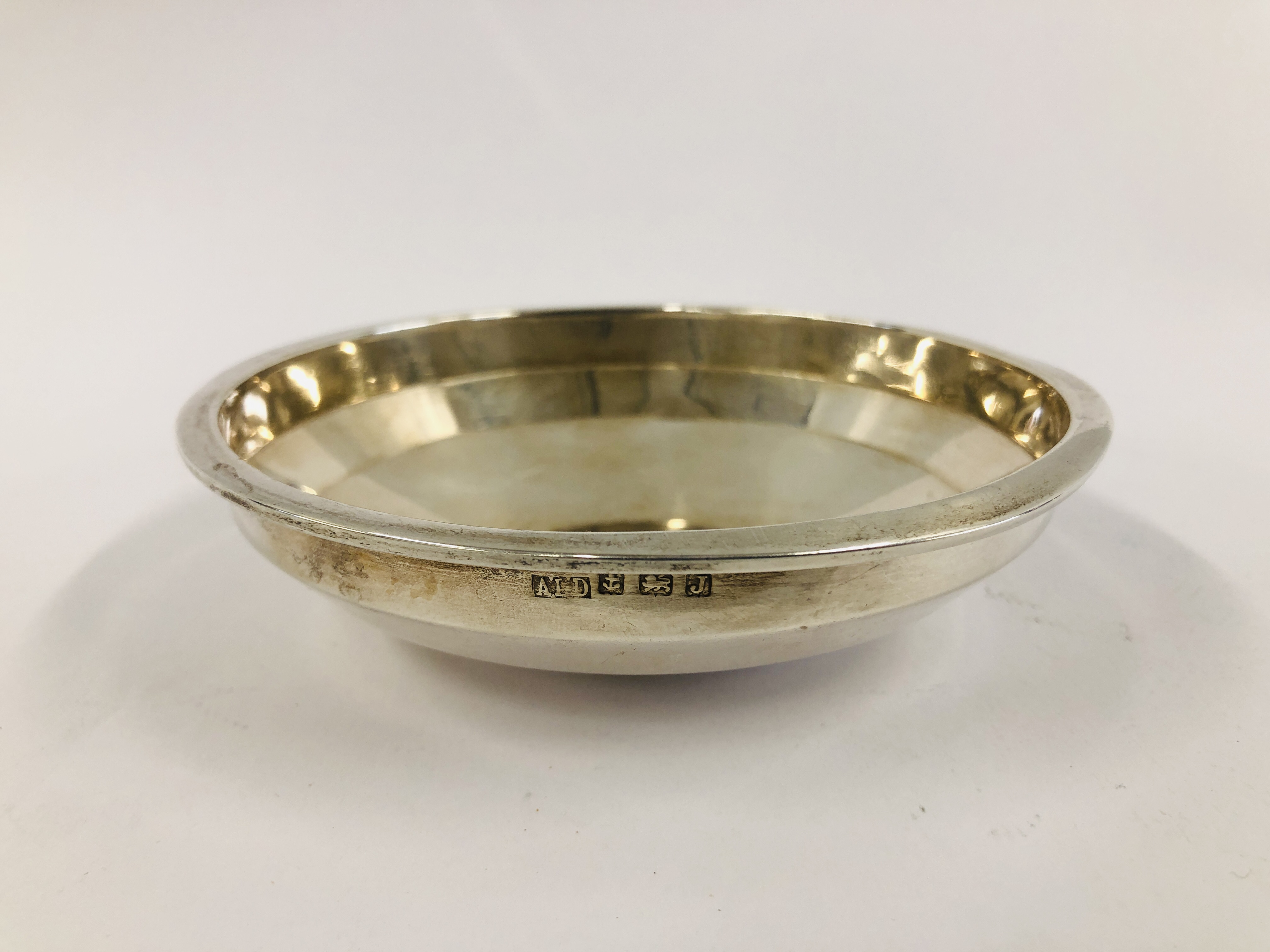 AN ANTIQUE SILVER CIRCULAR LOW DISH BEARING INSCRIPTION, BIRMINGHAM ASSAY DIA. 12.1CM. HEIGHT 3CM. - Image 10 of 14