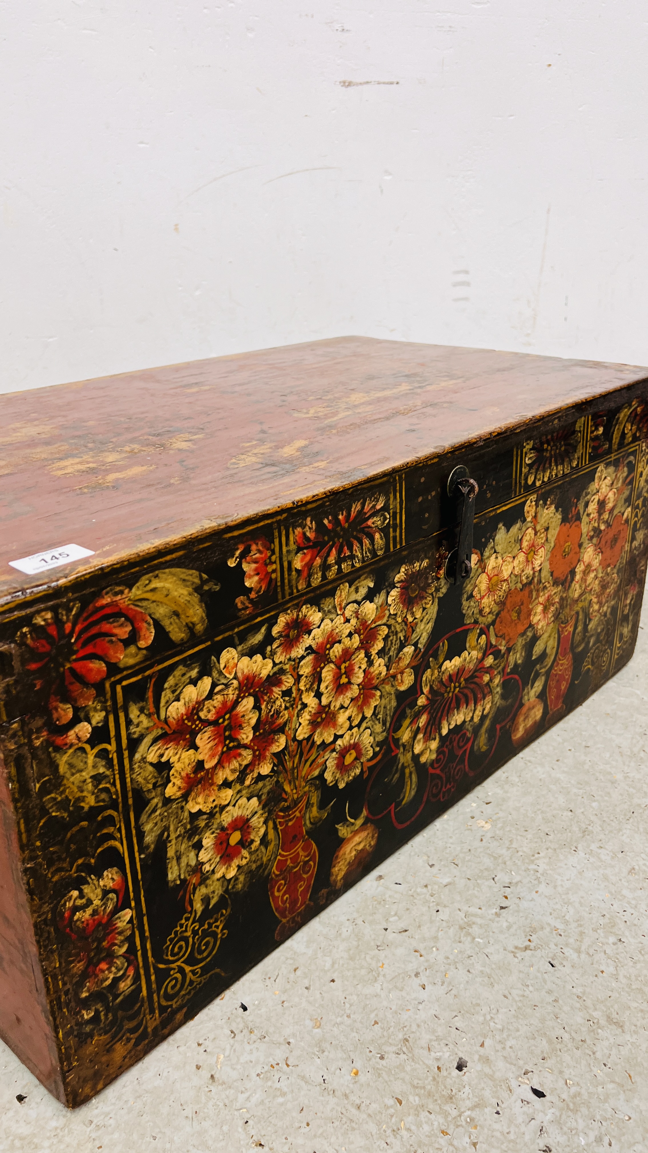 AN ANTIQUE CHINESE CAMPHOR WOOD THEATRICAL COSTUME TRUNK THE FRONT HAND PAINTED PANEL DEPICTING - Image 4 of 9