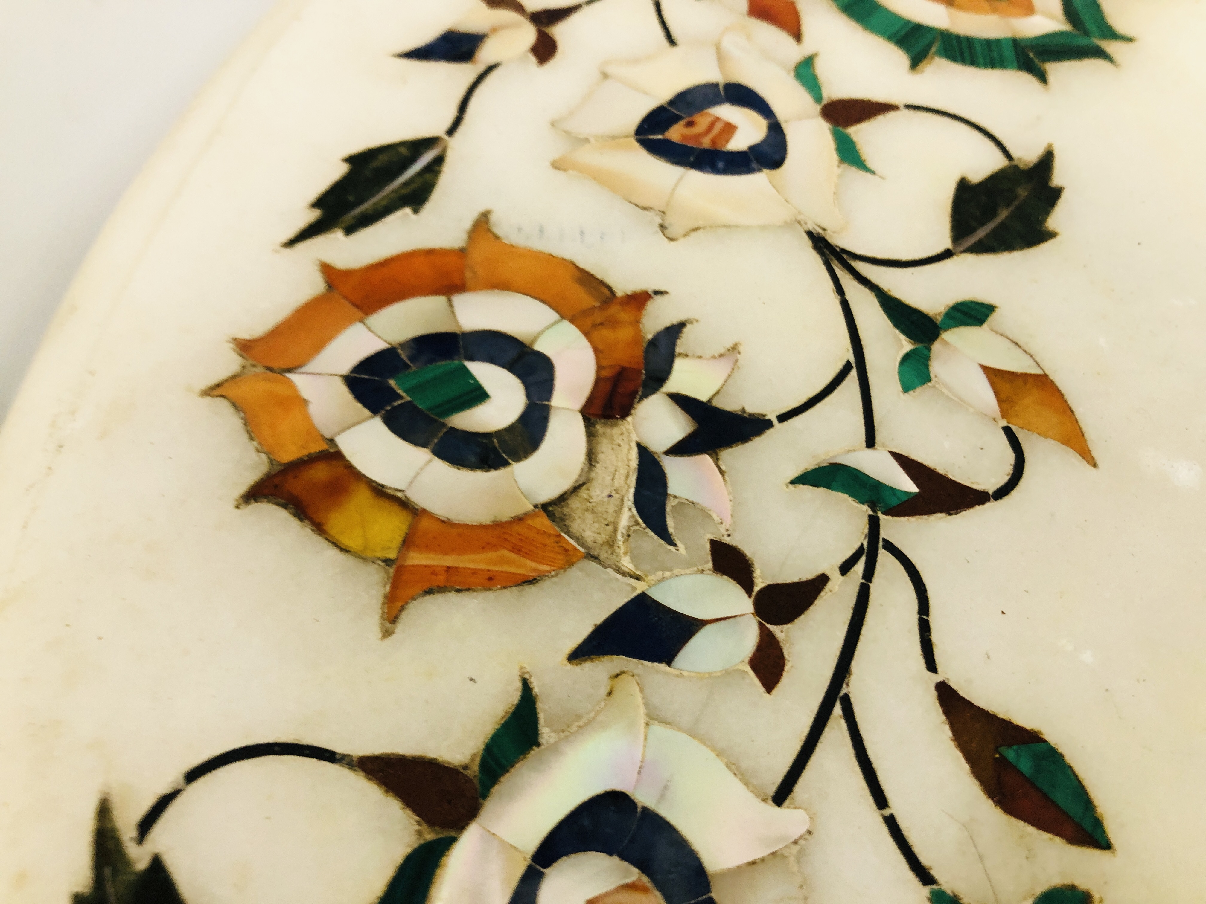 A CIRCULAR WHITE MARBLE PLATTER THE BORDER INLAID WITH A GARLAND OF POLISHED STONE AND MOTHER OF - Image 9 of 9