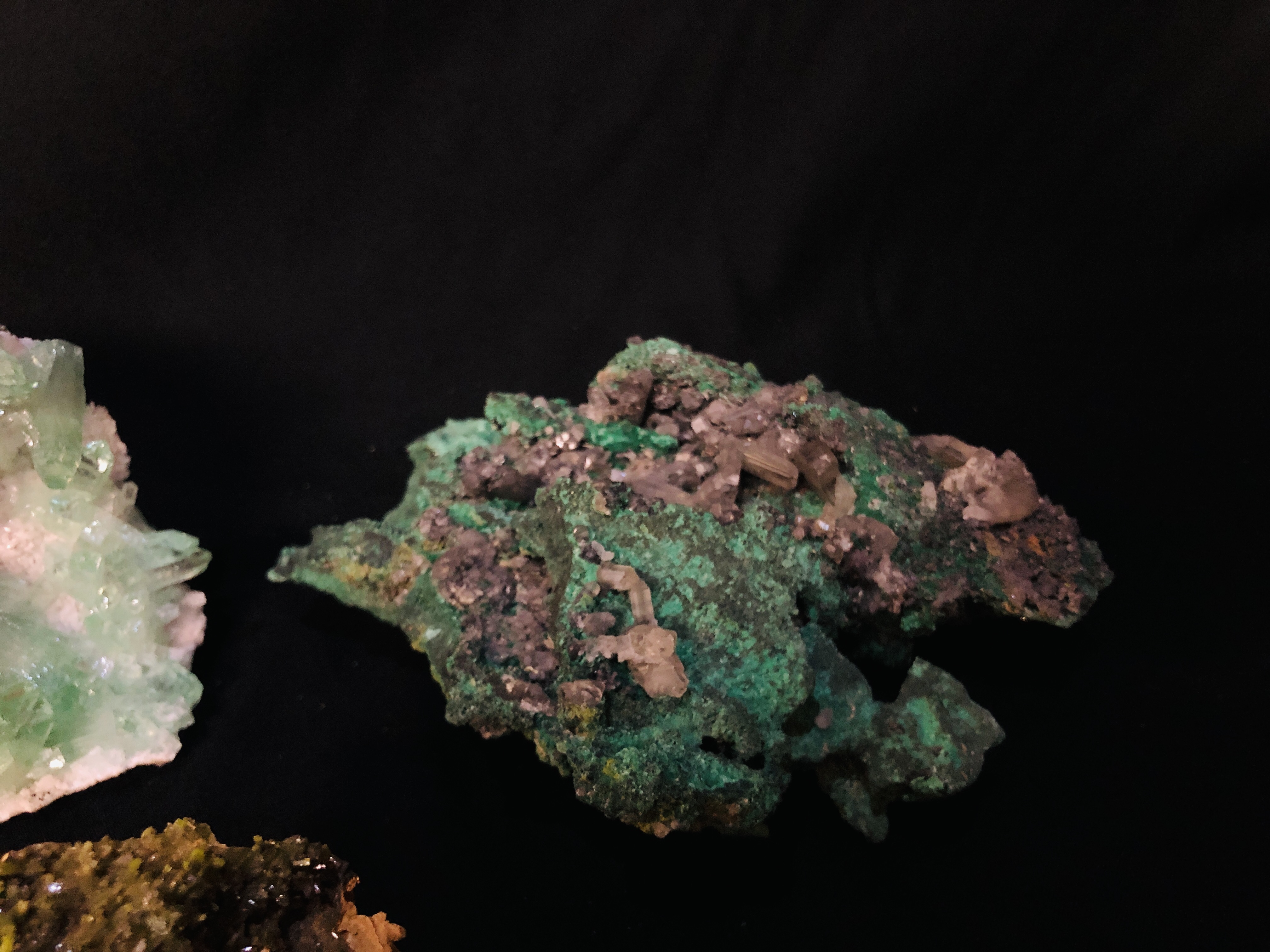 A COLLECTION OF APPROX 4 CRYSTAL AND MINERAL ROCK EXAMPLES TO INCLUDE QUARTZ AND FLUORITE ETC. - Image 4 of 5