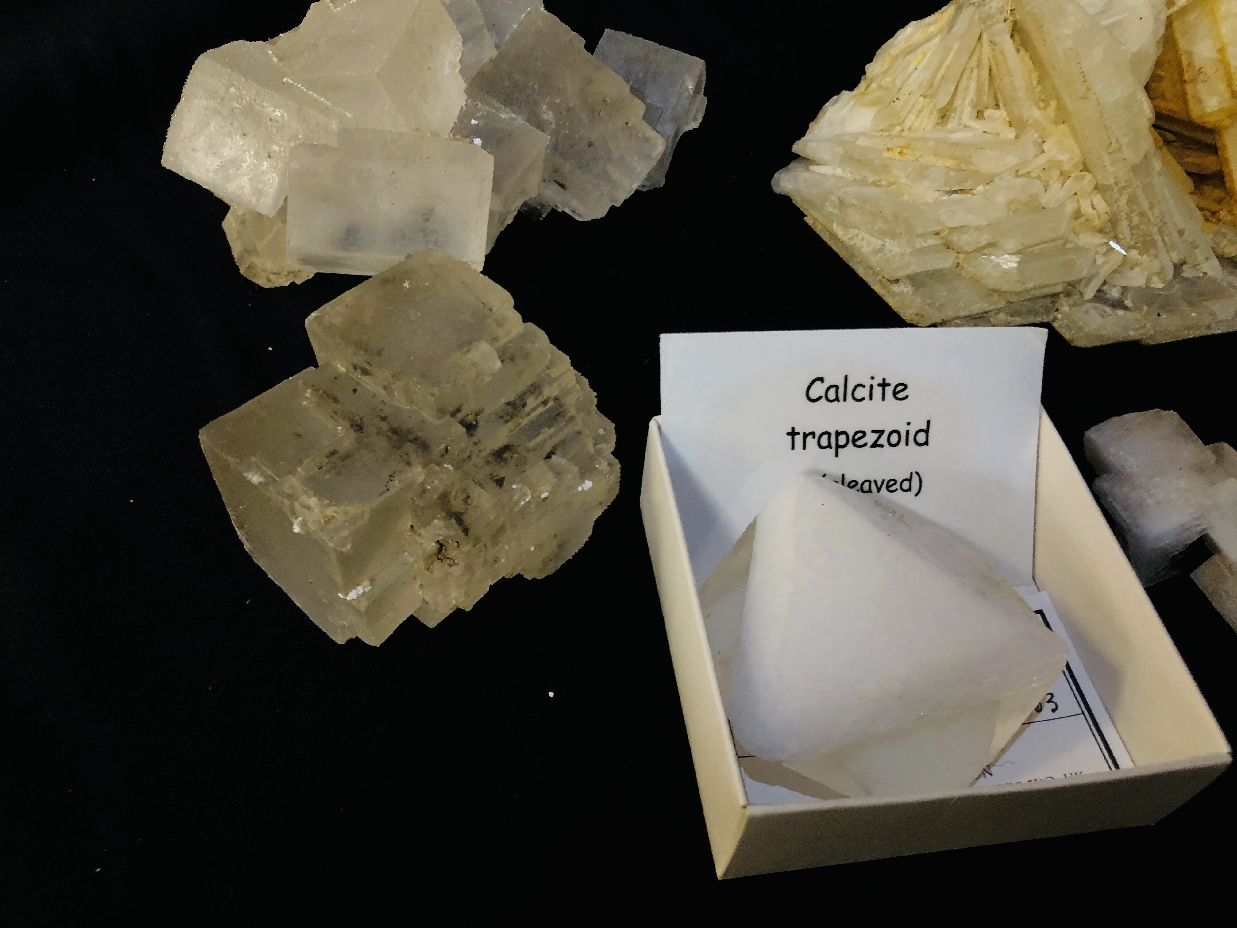 A COLLECTION OF APPROX 5 CRYSTAL AND MINERAL ROCK EXAMPLES TO INCLUDE QUARTZ, CALCITE TRAPEZOID ETC. - Image 5 of 5