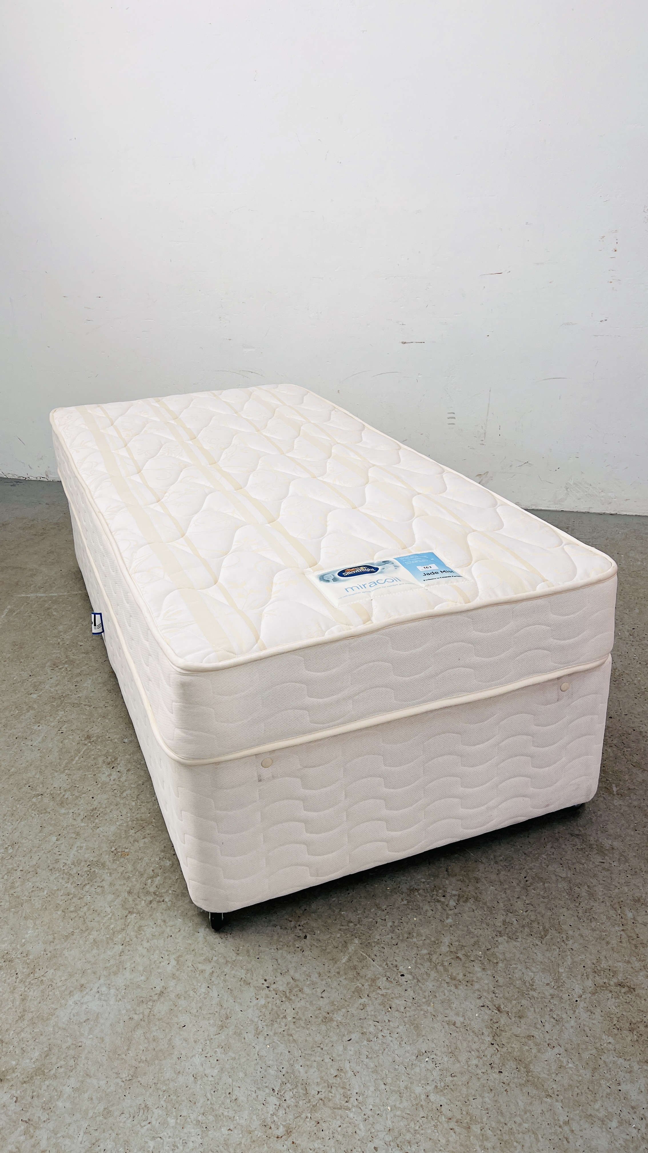 SILENTNIGHT SINGLE DIVAN BED DRAWER BASE JADE MIST MIRACOILE MATTRESS ALONG WITH A BUTTON BACK