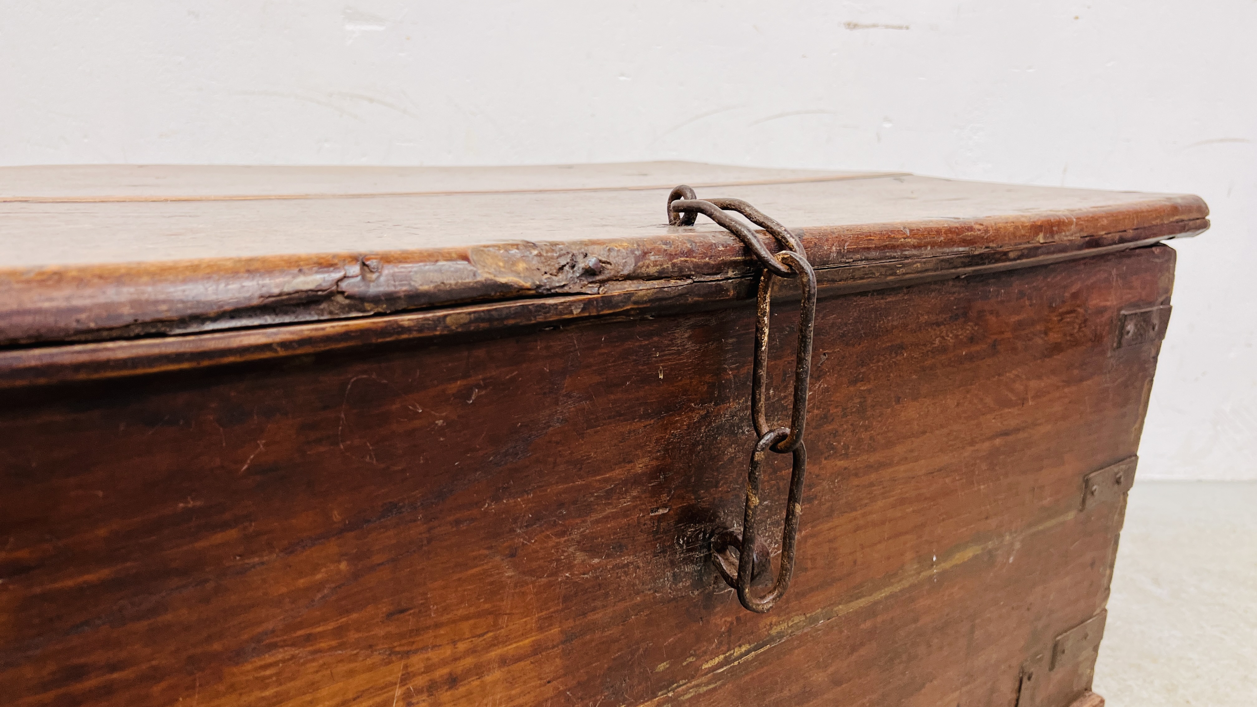 A HEAVY ANTIQUE OAK TRUNK WITH METAL BANDING WIDTH 102CM. DEPTH 61CM. HEIGHT 49CM. - Image 4 of 17
