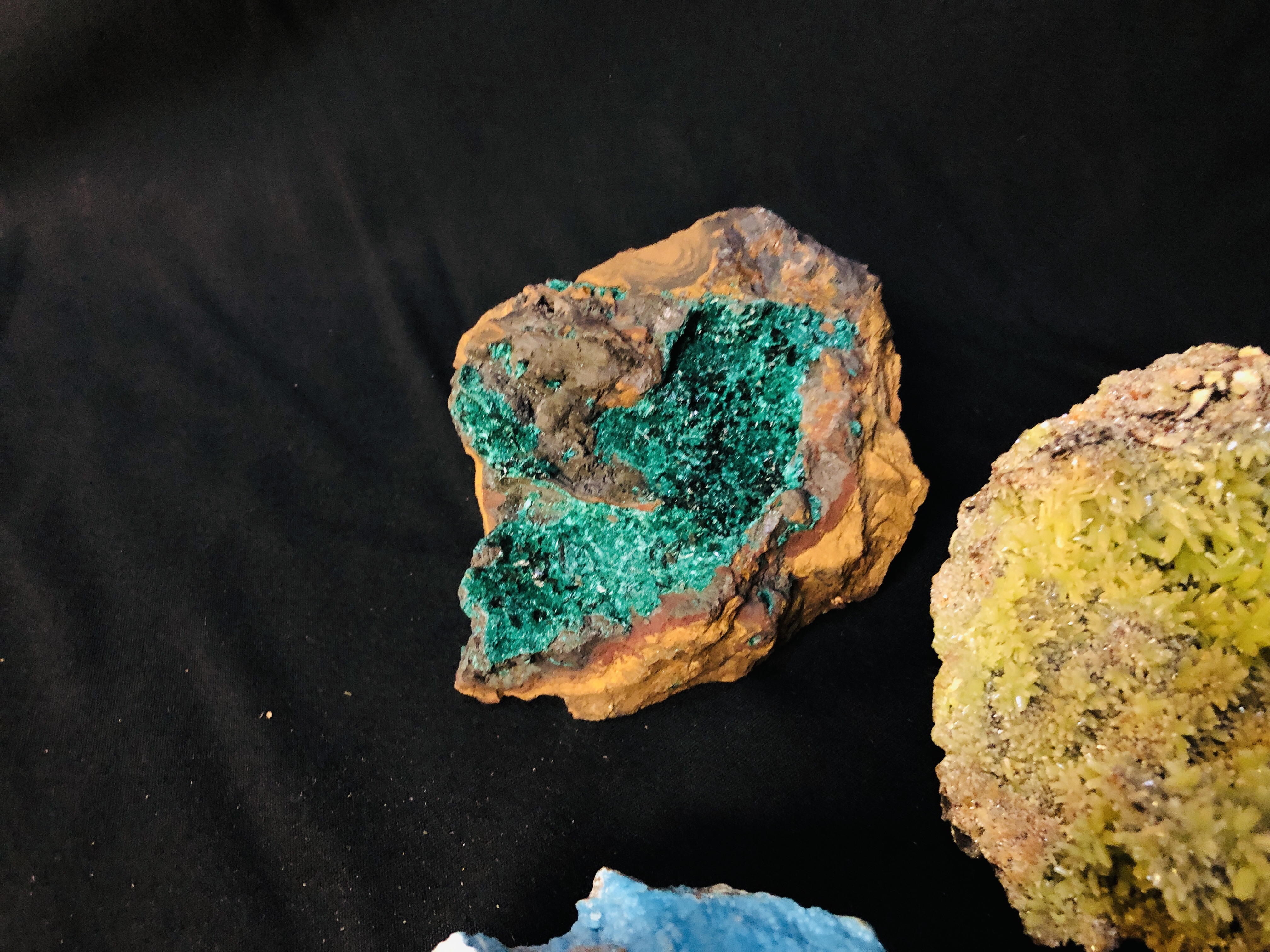 A COLLECTION OF APPROX 5 CRYSTAL AND MINERAL ROCK EXAMPLES TO INCLUDE GIBBSITE ETC. - Image 3 of 5