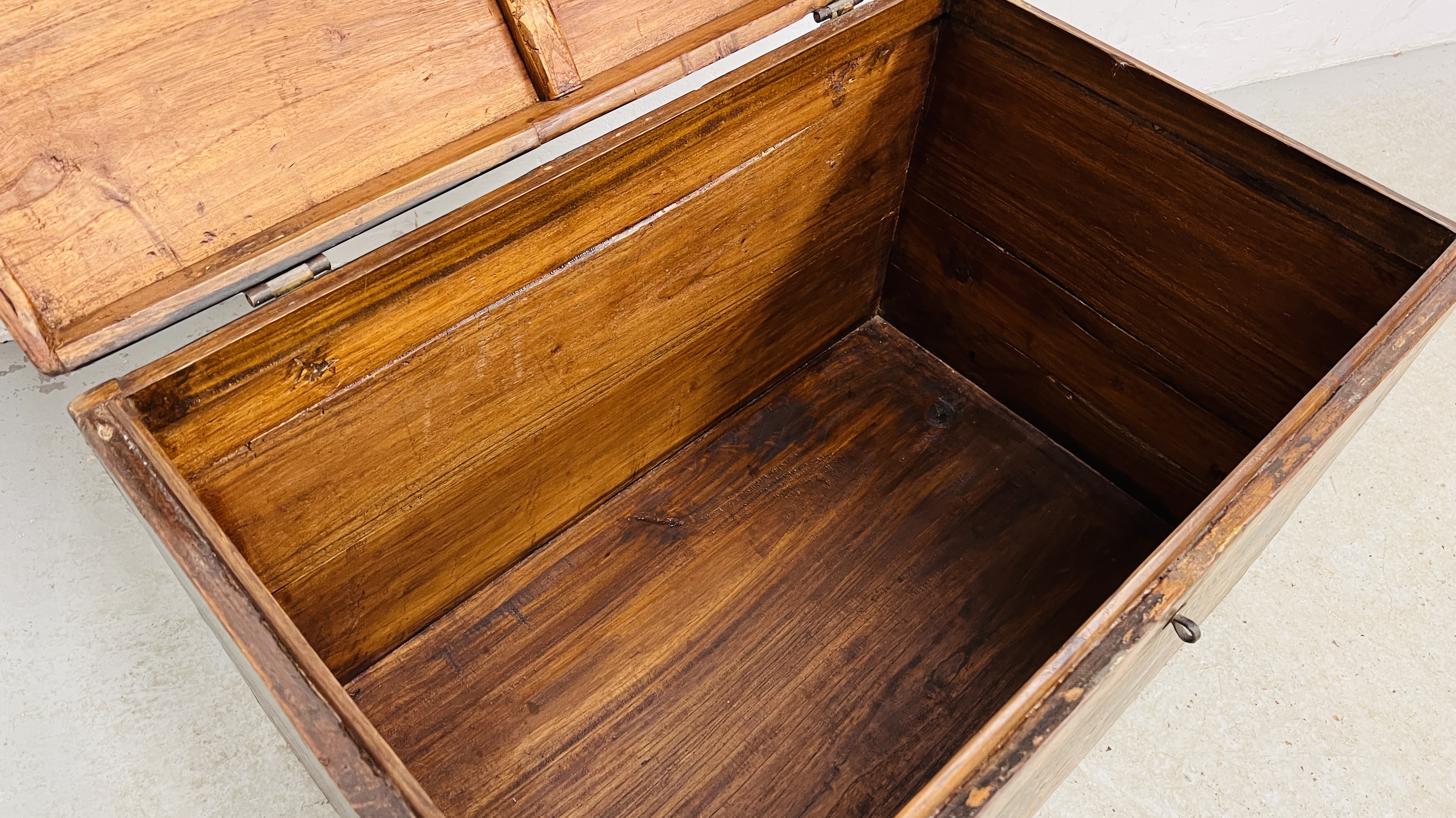 AN ANTIQUE JAPANESE CAMPHOR WOOD THEATRICAL COSTUME TRUNK THE FRONT PANEL DECORATED WITH FIGURES - Image 10 of 10