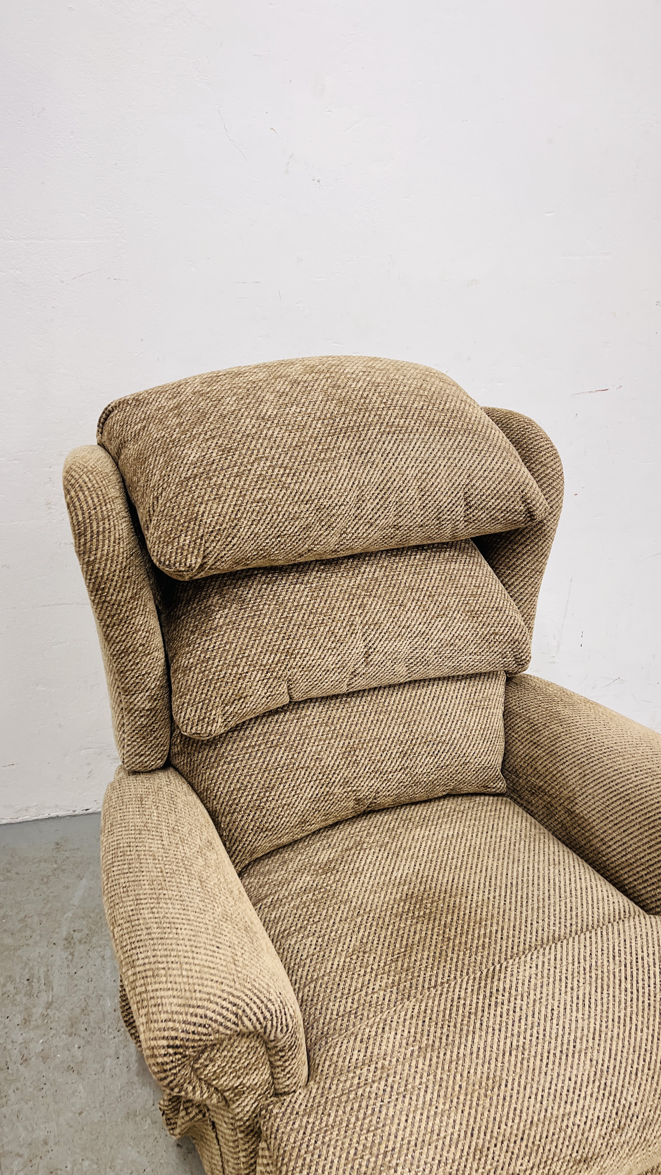 A SHERBORNE T.MOTION OATMEAL UPHOLSTERED ELECTRIC RISE AND RECLINE EASY CHAIR - SOLD AS SEEN. - Image 2 of 11