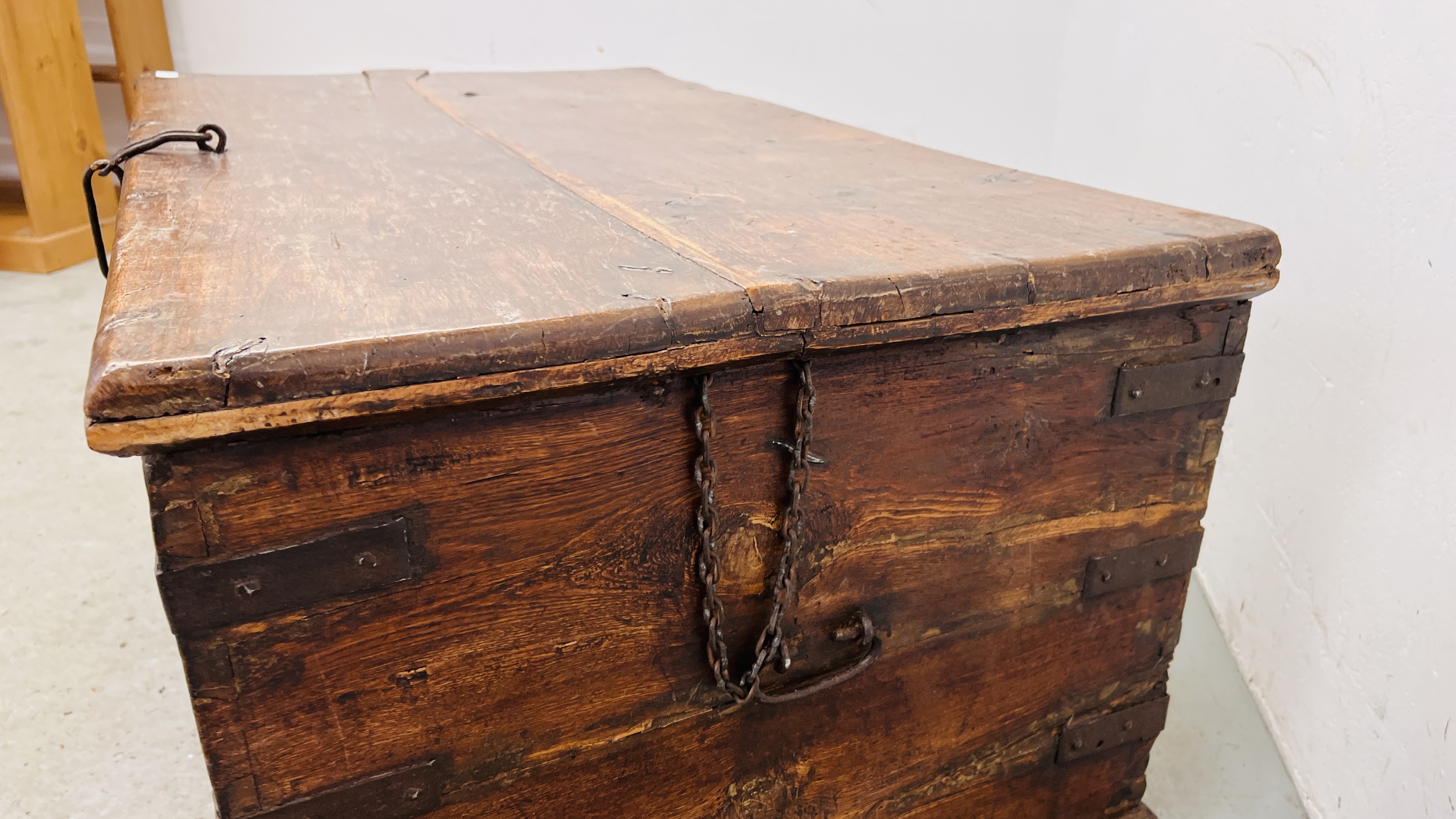 A HEAVY ANTIQUE OAK TRUNK WITH METAL BANDING WIDTH 102CM. DEPTH 61CM. HEIGHT 49CM. - Image 7 of 17