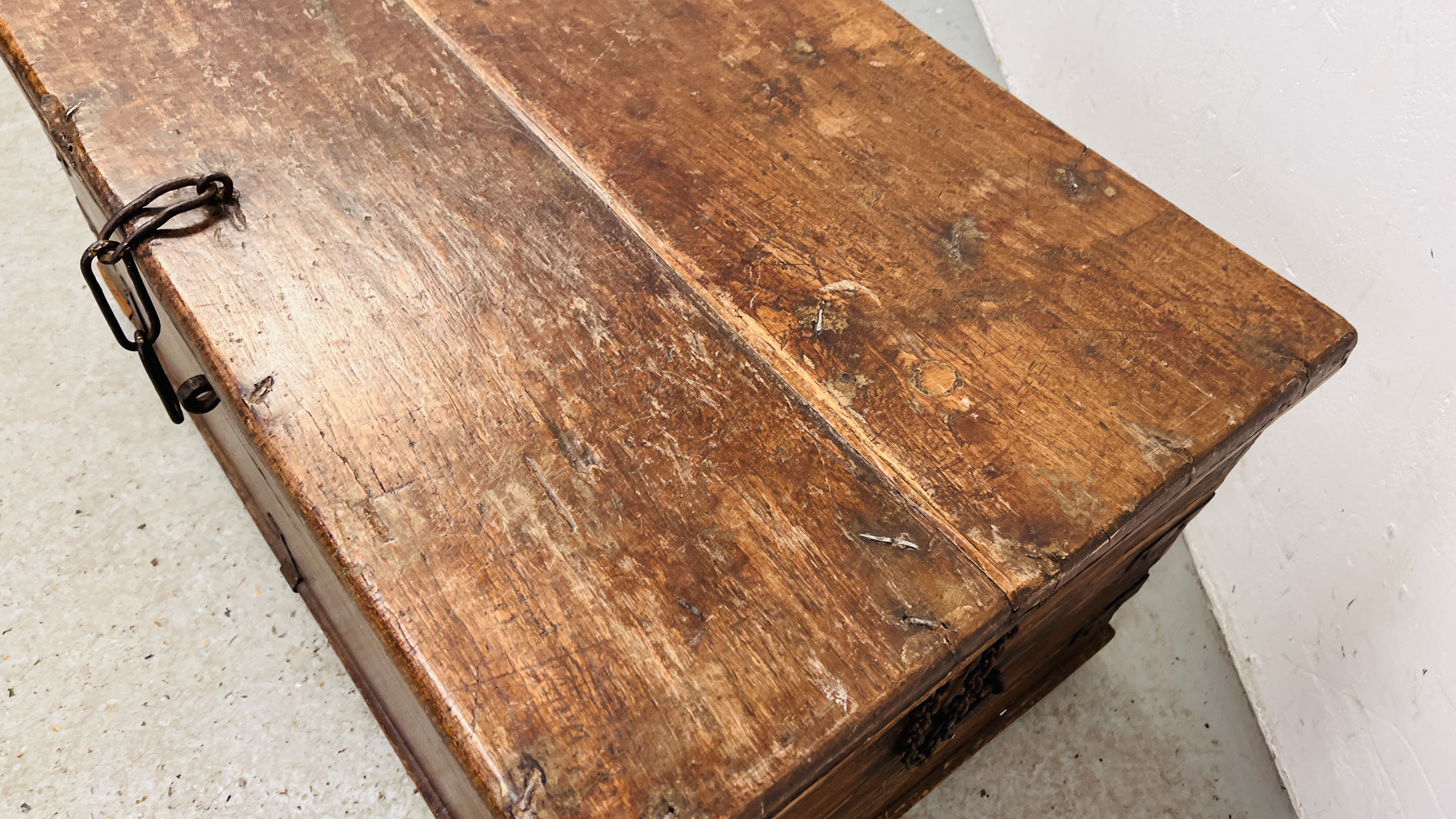 A HEAVY ANTIQUE OAK TRUNK WITH METAL BANDING WIDTH 102CM. DEPTH 61CM. HEIGHT 49CM. - Image 11 of 17