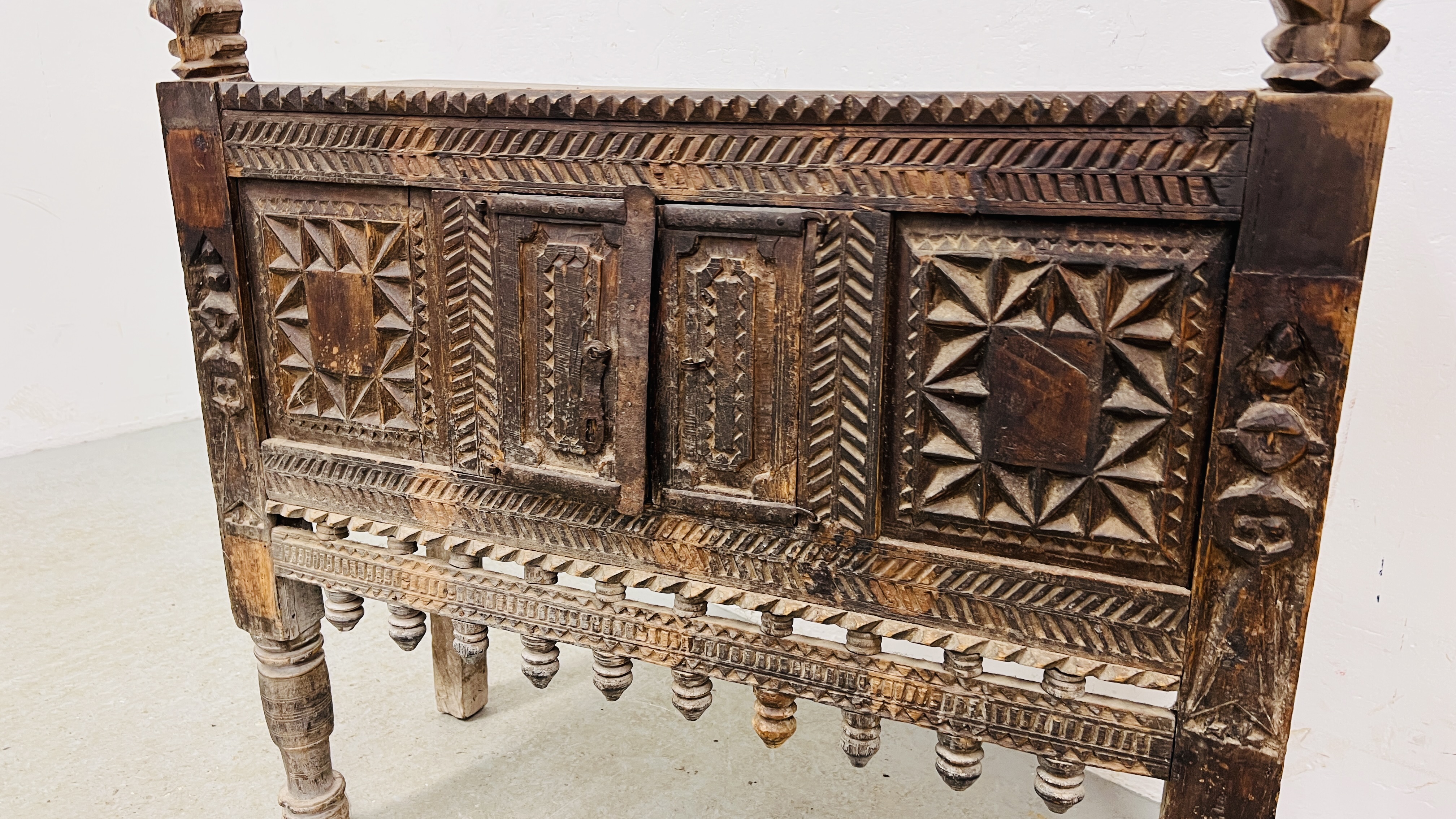 AN EASTERN HARDWOOD HAND CARVED DOWRY CHEST/CUPBOARD WIDTH 89CM. DEPTH 33CM. HEIGHT 91CM. - Image 3 of 16