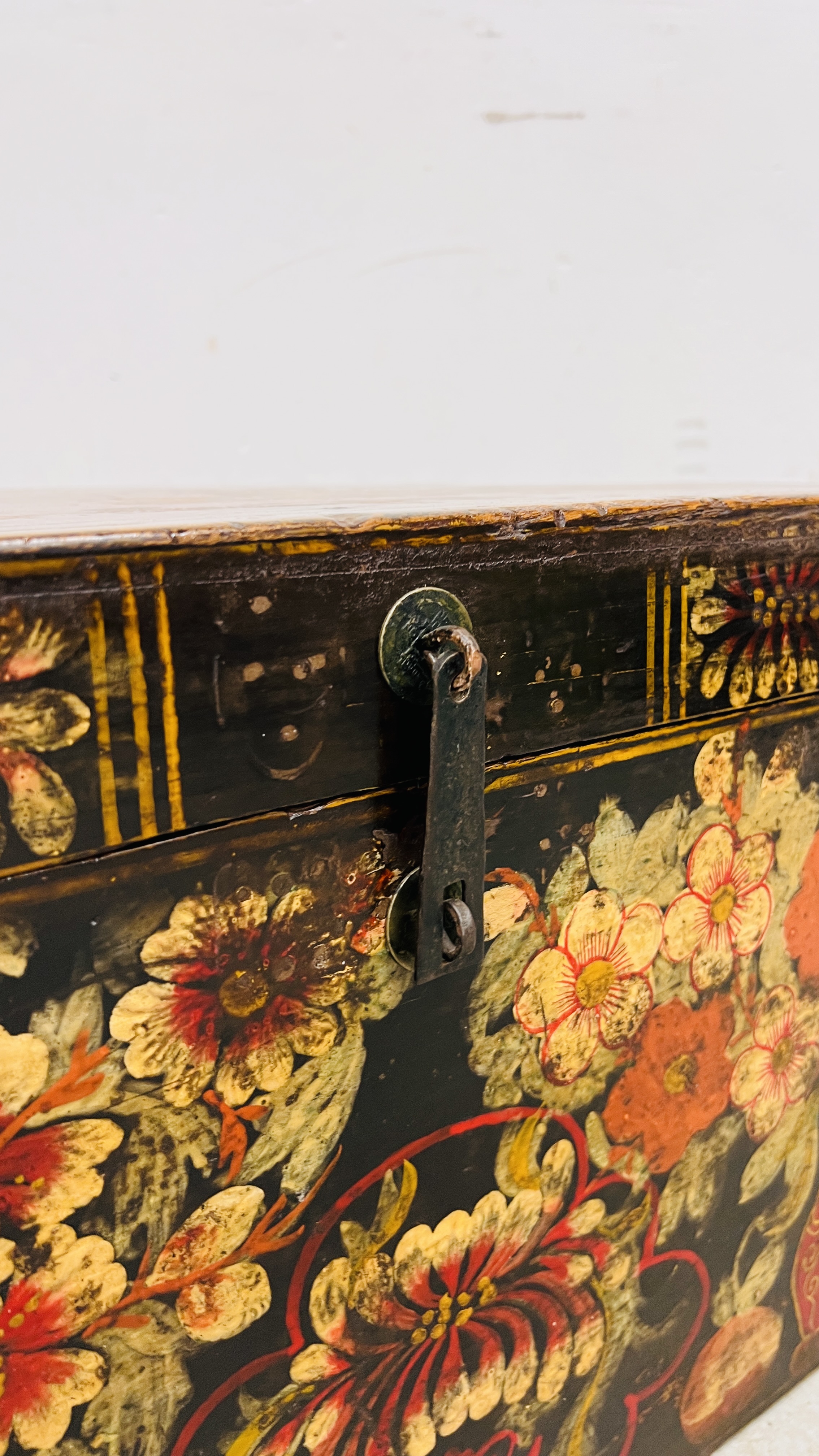 AN ANTIQUE CHINESE CAMPHOR WOOD THEATRICAL COSTUME TRUNK THE FRONT HAND PAINTED PANEL DEPICTING - Image 5 of 9